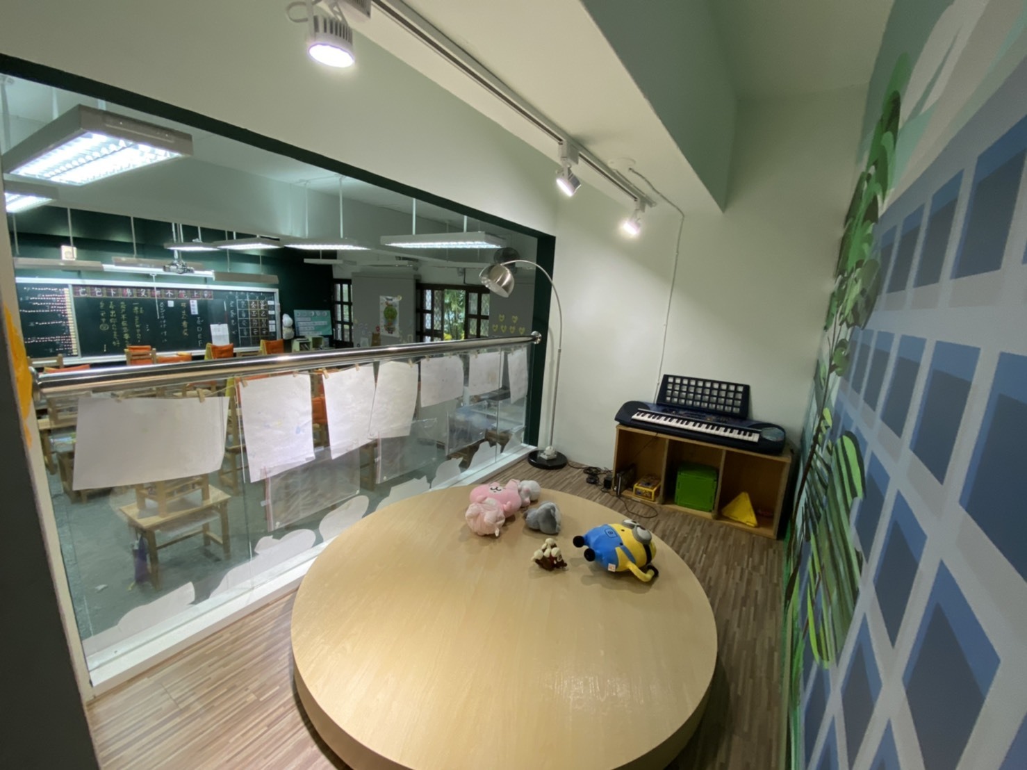 教室後的小閣樓可是展演空間、閱讀室、桌遊室，是孩子喜愛的角落。