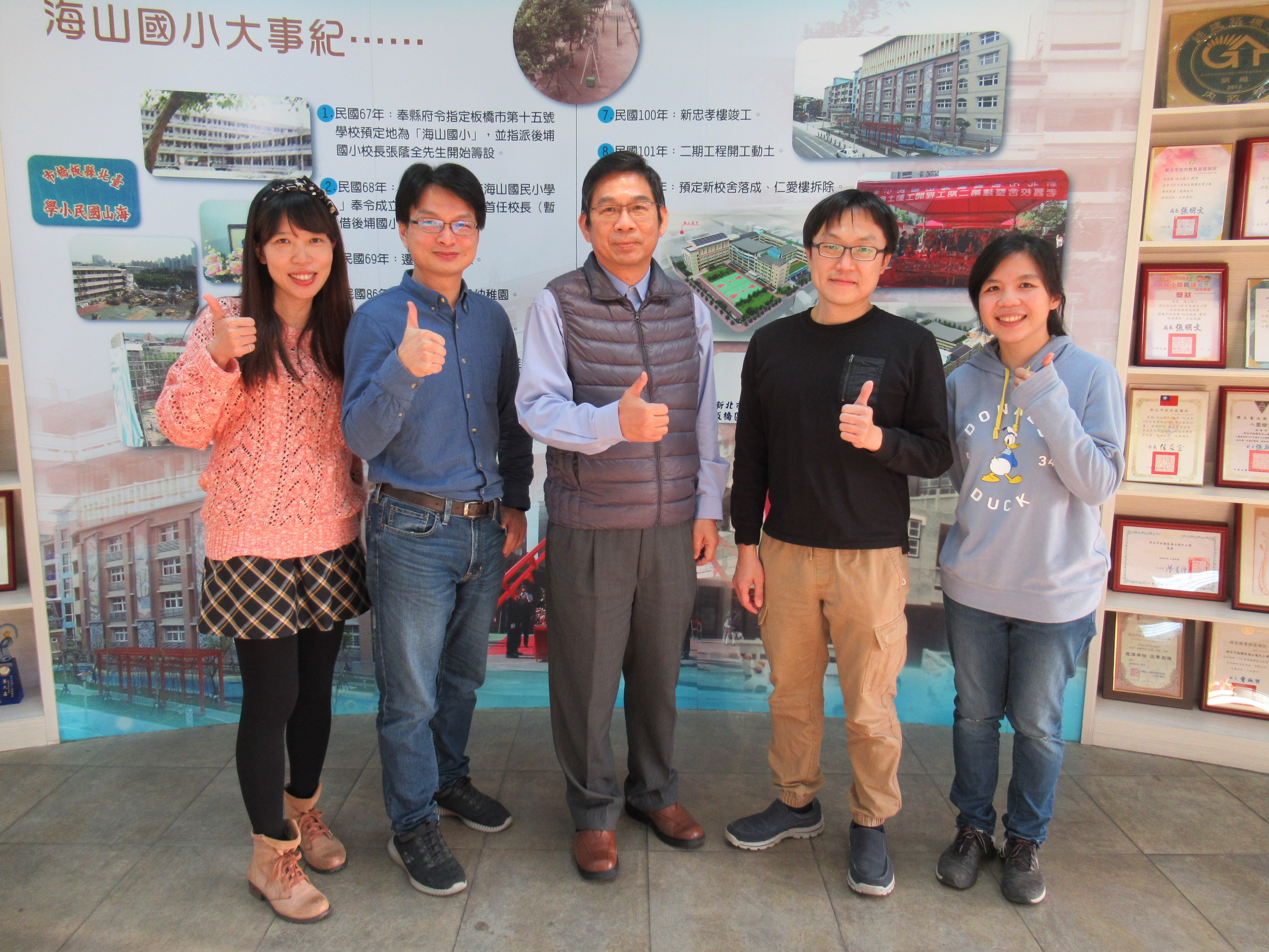 新北市海山國小教師社群「環境教育工作坊」成立至今已十年，109學年度第一學期，工作坊教師們以「蜜蜂」為主題發展系列課程。(圖中由左至右依序為環境教育工作坊成員蔡清伶老師、召集人楊東錦老師、海山國小林瑞昌校長、黃冠翰老師、鄧涵方老師)