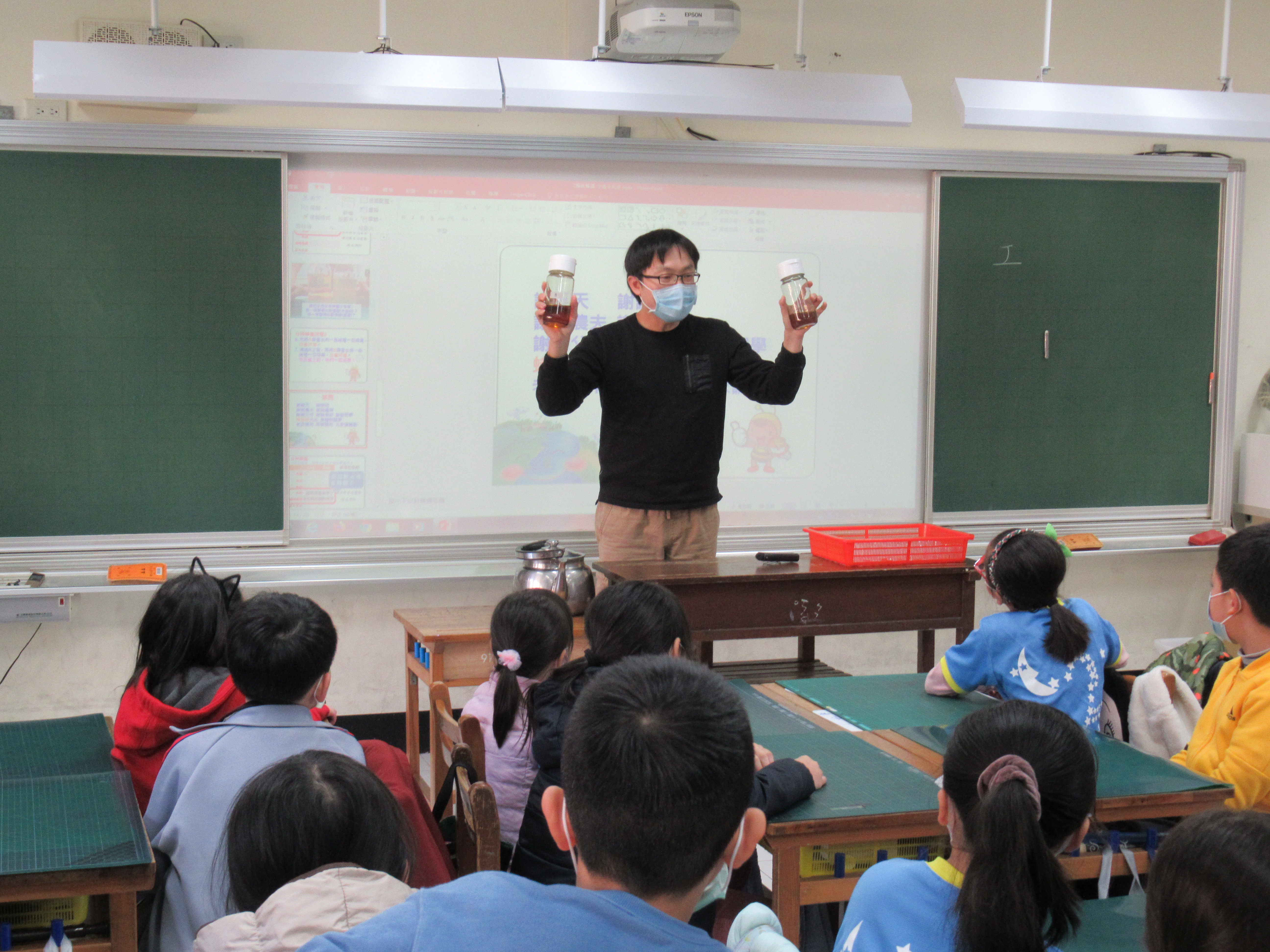 課堂上，老師帶領孩子們透過視覺、嗅覺與味覺來辨別蜂蜜的真偽。