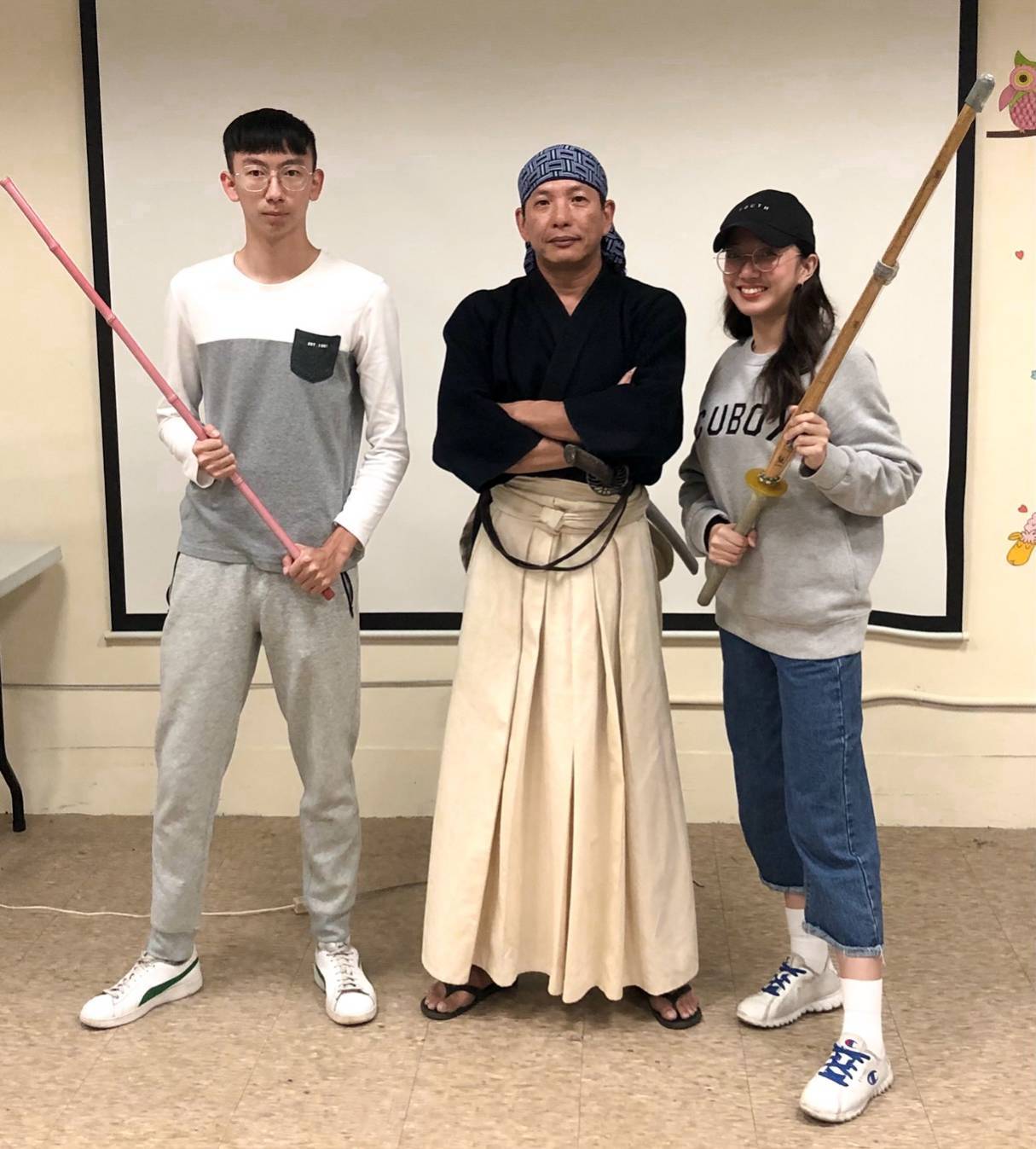 劍道教練李鴻明與主持人合影