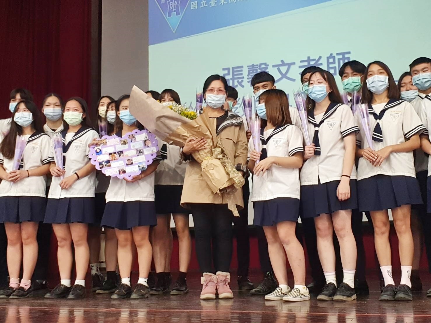 張馨文今年屆齡退休，臺東高商特別在休業式中舉辦歡送會。