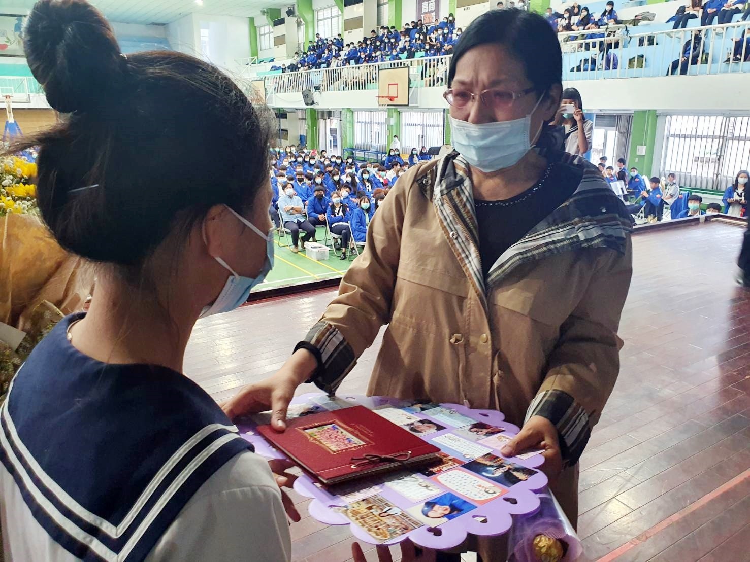 歡送會中在校學生將自製卡片贈與張馨文。