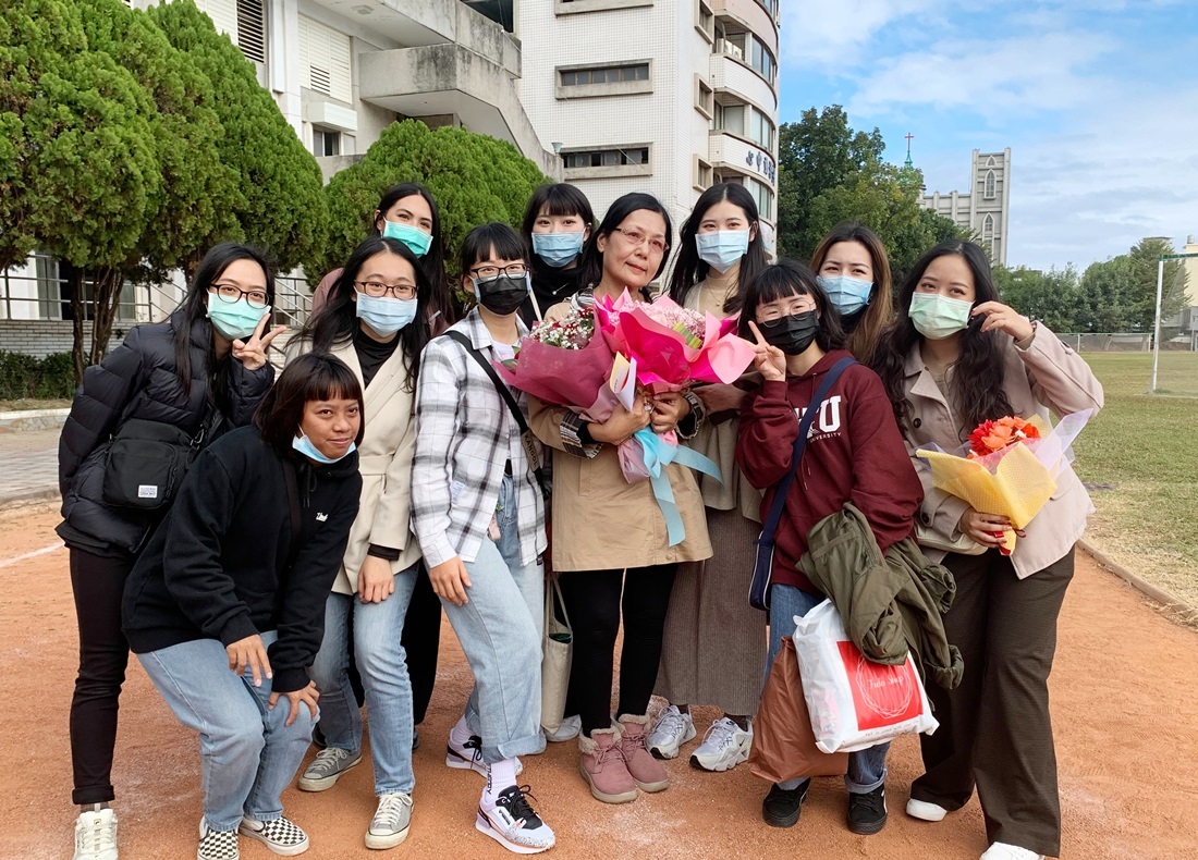 臺東高商老師張馨文投身教育43年，曾獲教育部師鐸獎及杏壇芬芳獎，是學生眼中認真又溫暖的老師，與學生感情要好。