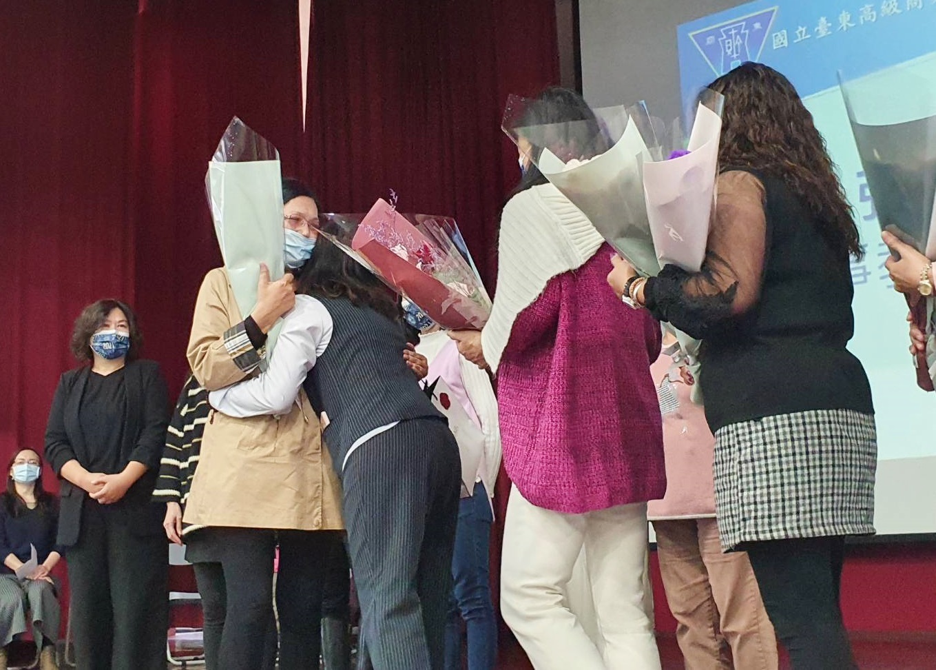 36年前張馨文在關山高工任教時的學生們，也特地到場獻花祝福。