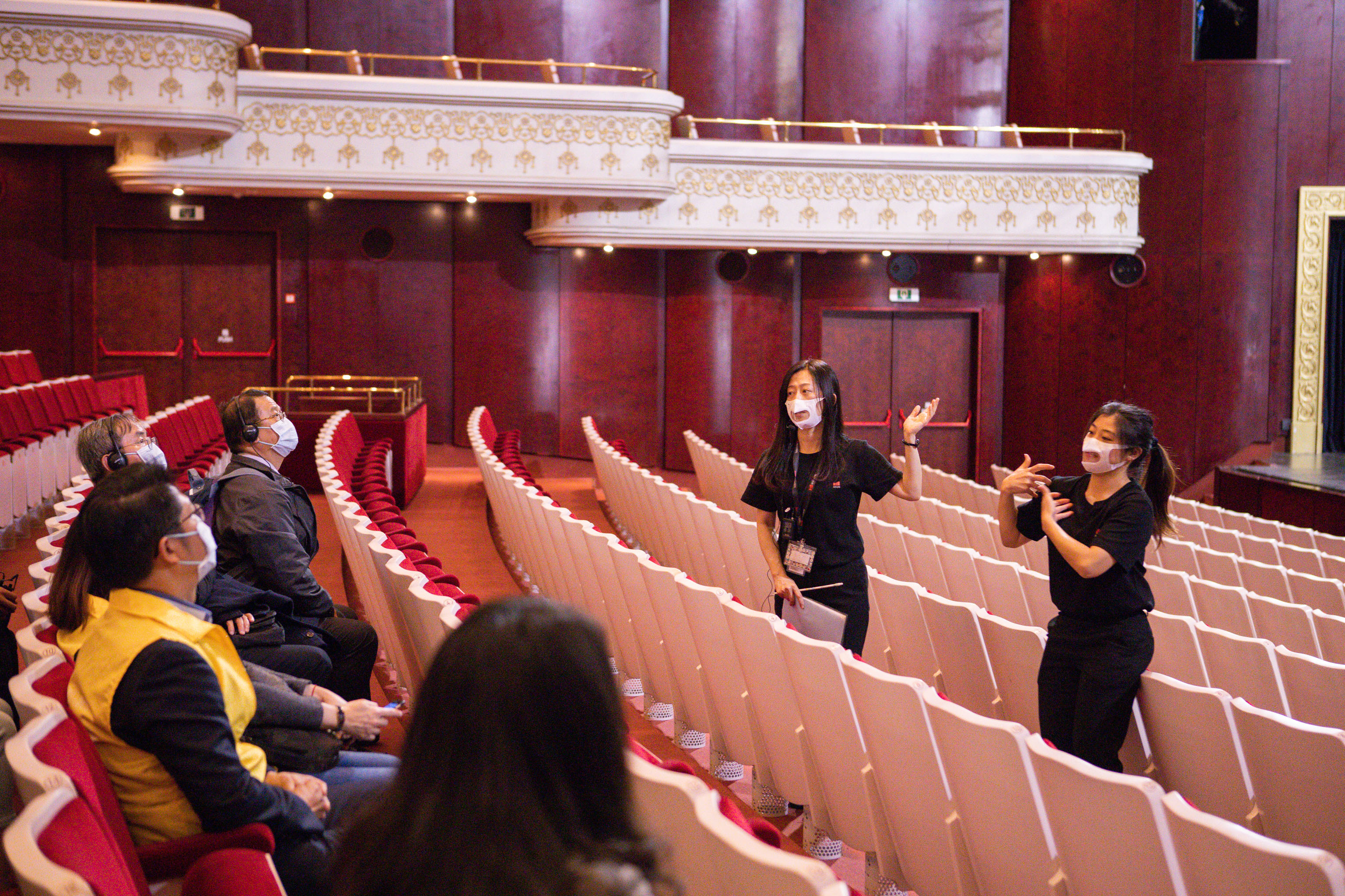 國家兩廳院與口罩國家隊台灣康匠合作，前臺工作人員將依需求配戴看的到嘴型的「透明口罩」，讓溝通過程需要辨識嘴型以掌握口語溝通的聽損朋友，可藉由透明口罩降低溝通障礙