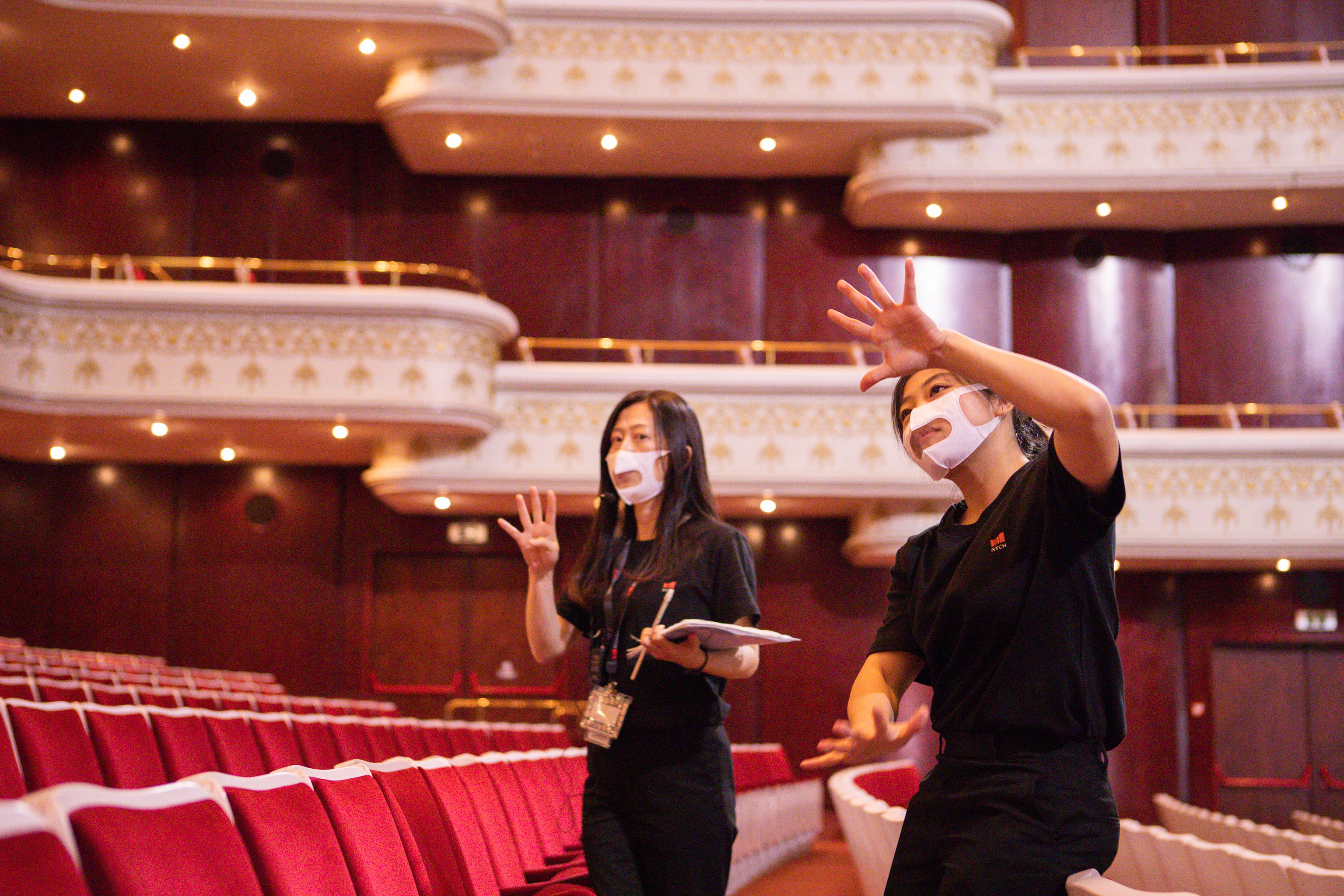 國家兩廳院與口罩國家隊台灣康匠合作，前臺工作人員將依需求配戴看的到嘴型的「透明口罩」，讓溝通過程需要辨識嘴型以掌握口語溝通的聽損朋友，可藉由透明口罩減少溝通障礙