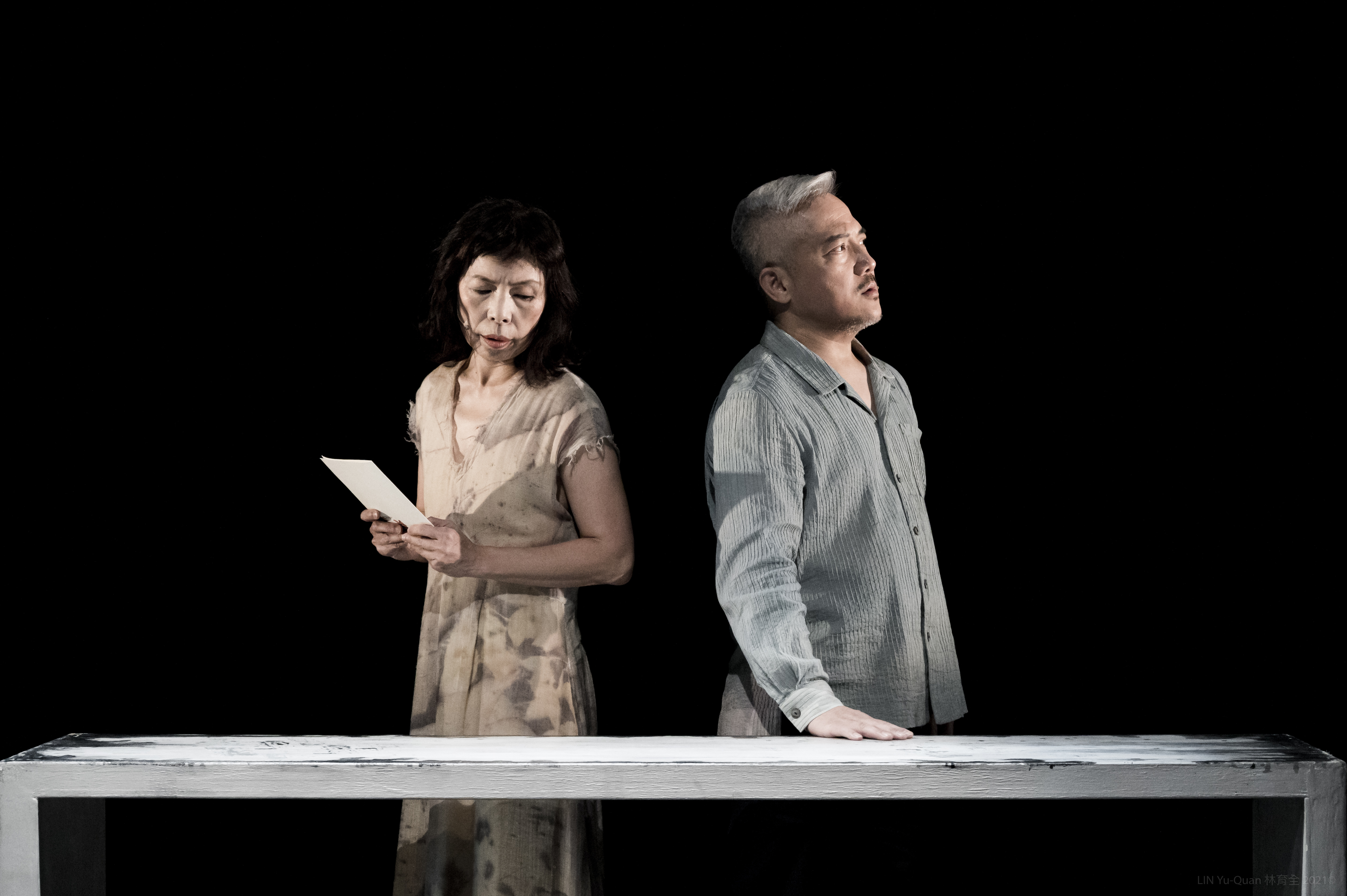 《星圖》透過崑曲、戲劇文本與肢體來建立對話，兩人有多場精彩對角戲。