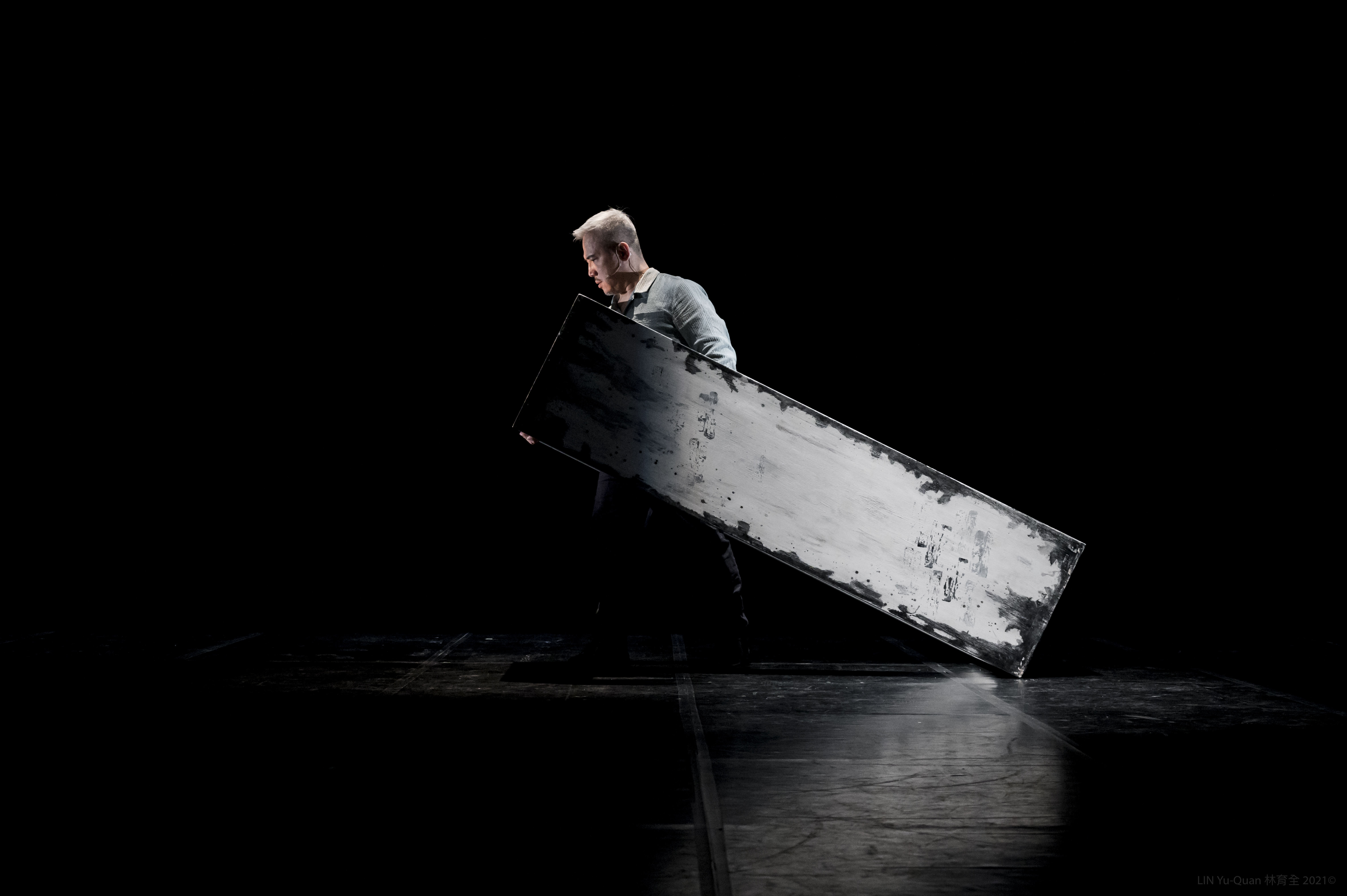 臺灣接觸即興舞蹈名家古名伸、戲曲演員暨跨界創新導演李小平——雙雙聯手，歷時三年，磨出跨界新作《星圖》。