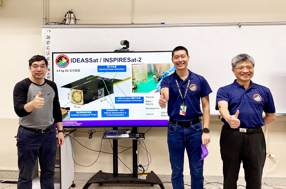 中央大學「飛鼠號」立方衛星，由太空系團隊一手設計、整合、操控。左起太空系趙吉光主任、張起維教授、劉正彥教授