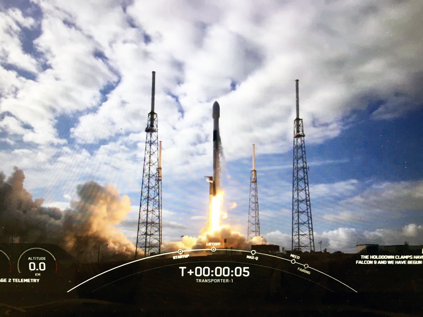 中央大學自主研發的 3U立方衛星「飛鼠號」，終於在臺灣時間1月24號深夜，搭載SpaceX的獵鷹九號火箭，從美國順利發射升空(照片翻攝自SpaceX直播畫面)