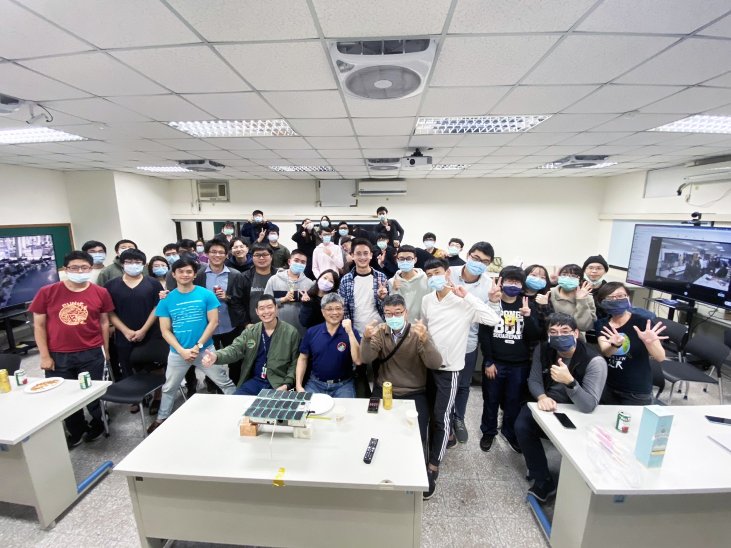 中央大學太空系師生深夜全程觀看直播，開心見證中大自主研發的「飛鼠號」立方衛星發射成功