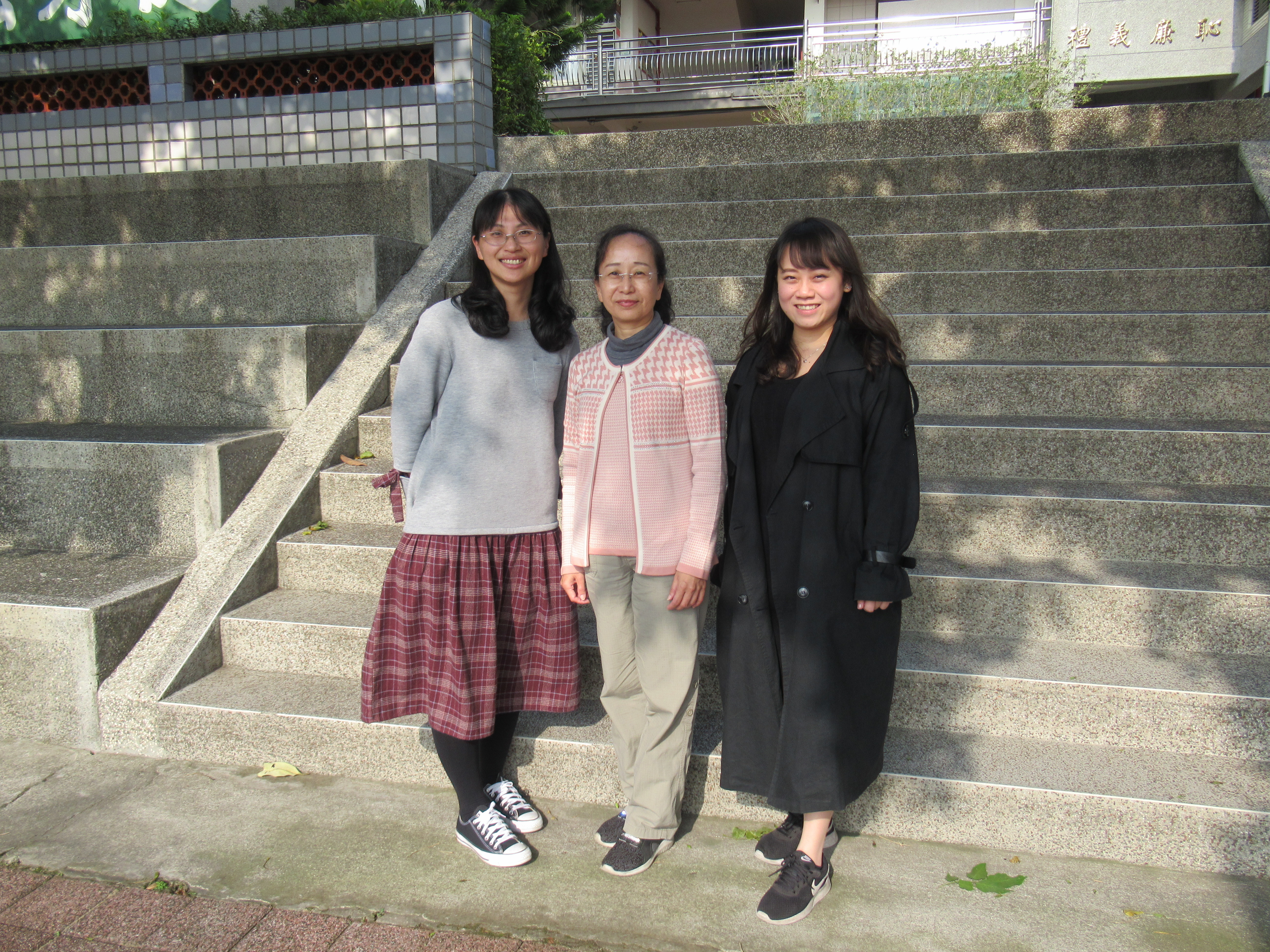 新竹縣新埔鎮照門國中校長饒忠韻(中)、國樂團指導老師周新怡(左)以及黃佩君老師(右)合影。