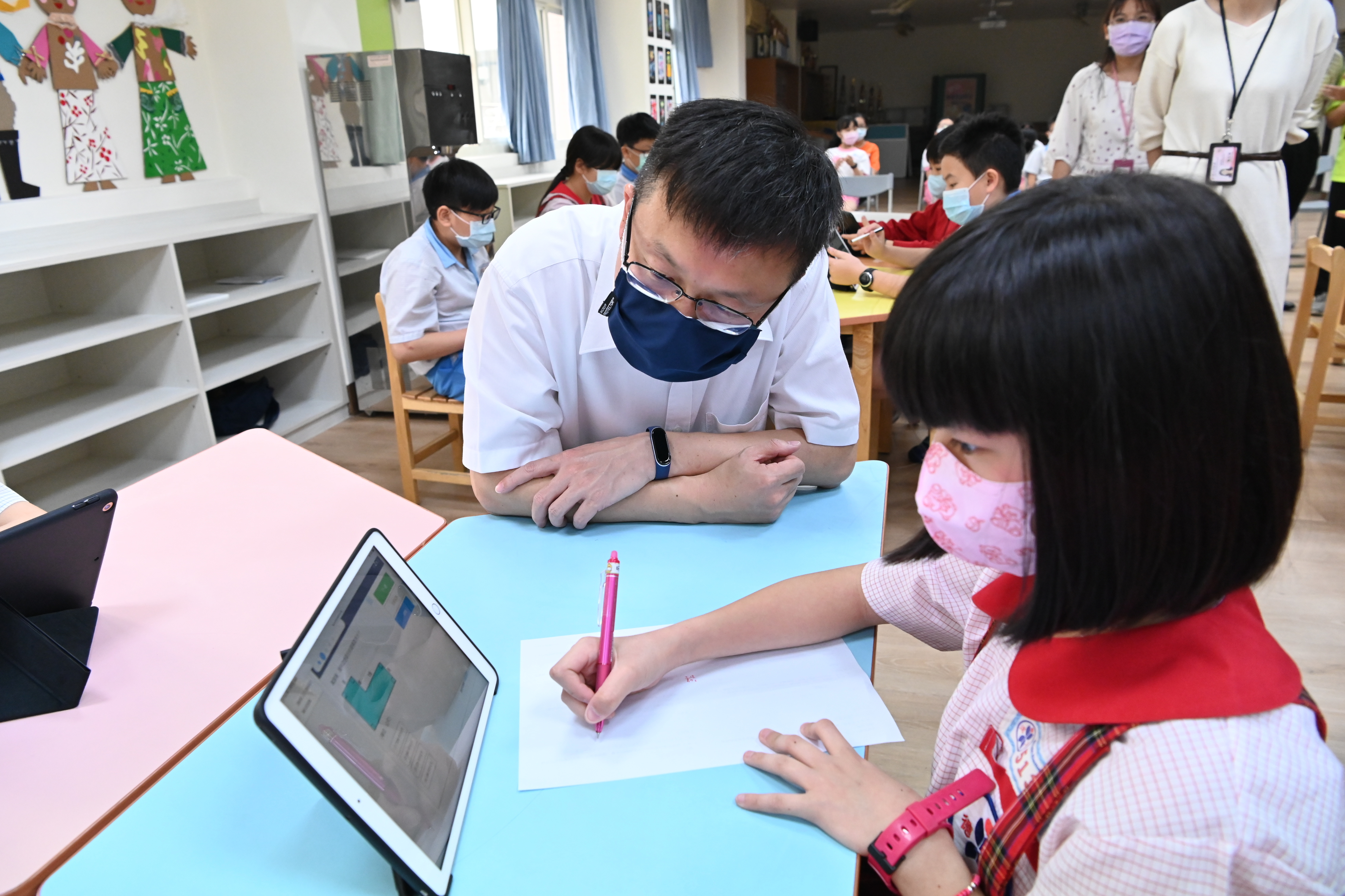 新北市以學生學習為中心，全國首創建置單一認證「親師生平台」，整合介接超過100項政府及民間學習資源，3萬台平板等數位學習工具全到位。