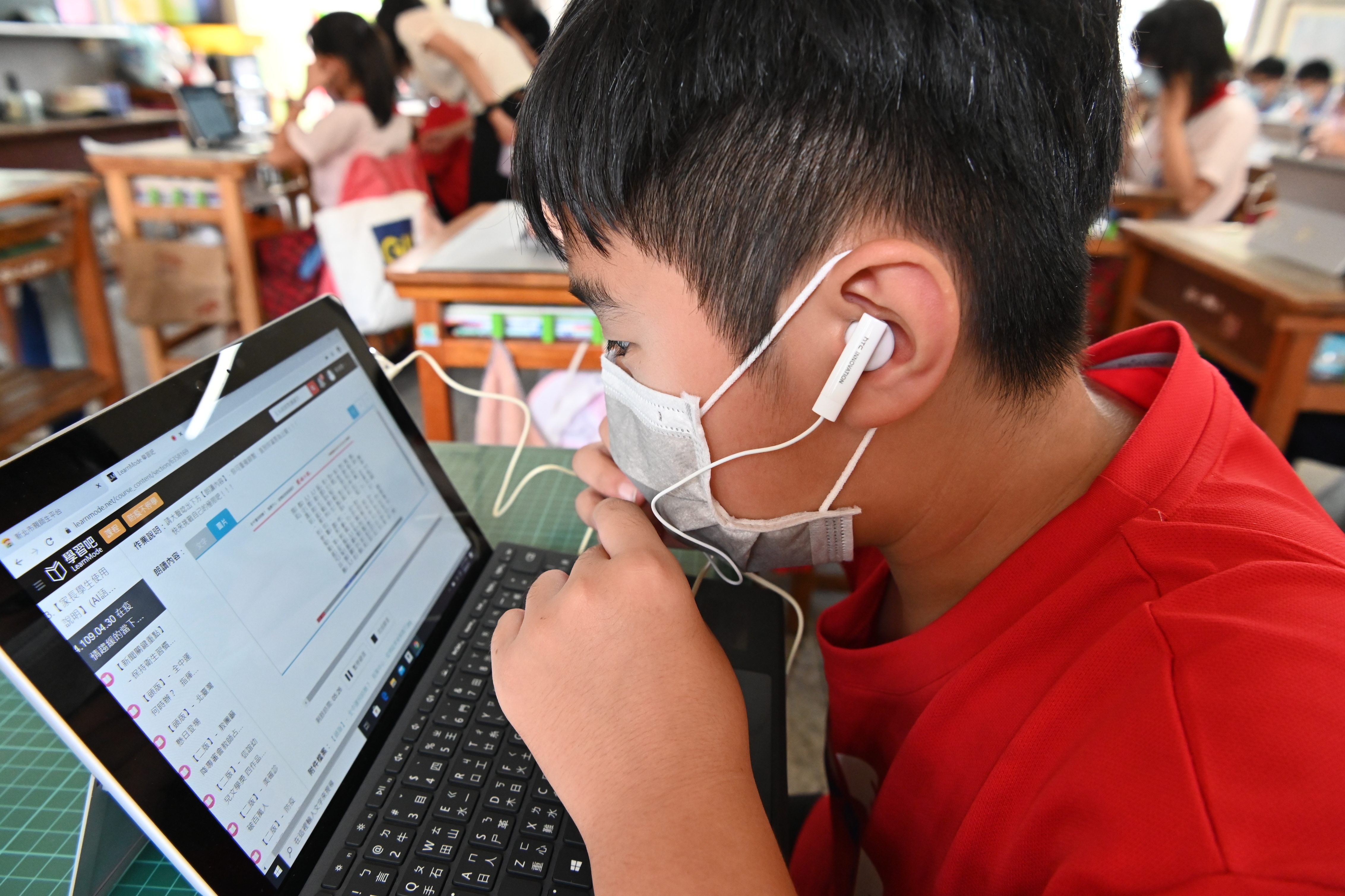 學生利用LearnMode學習吧合作，體驗國語日報的報紙畫記，並利用AI幫助學生提升口語能力。