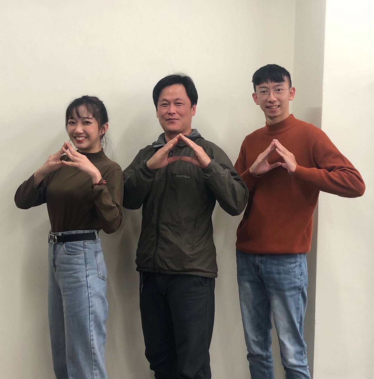 登山教練陳龍佳與主持人合影