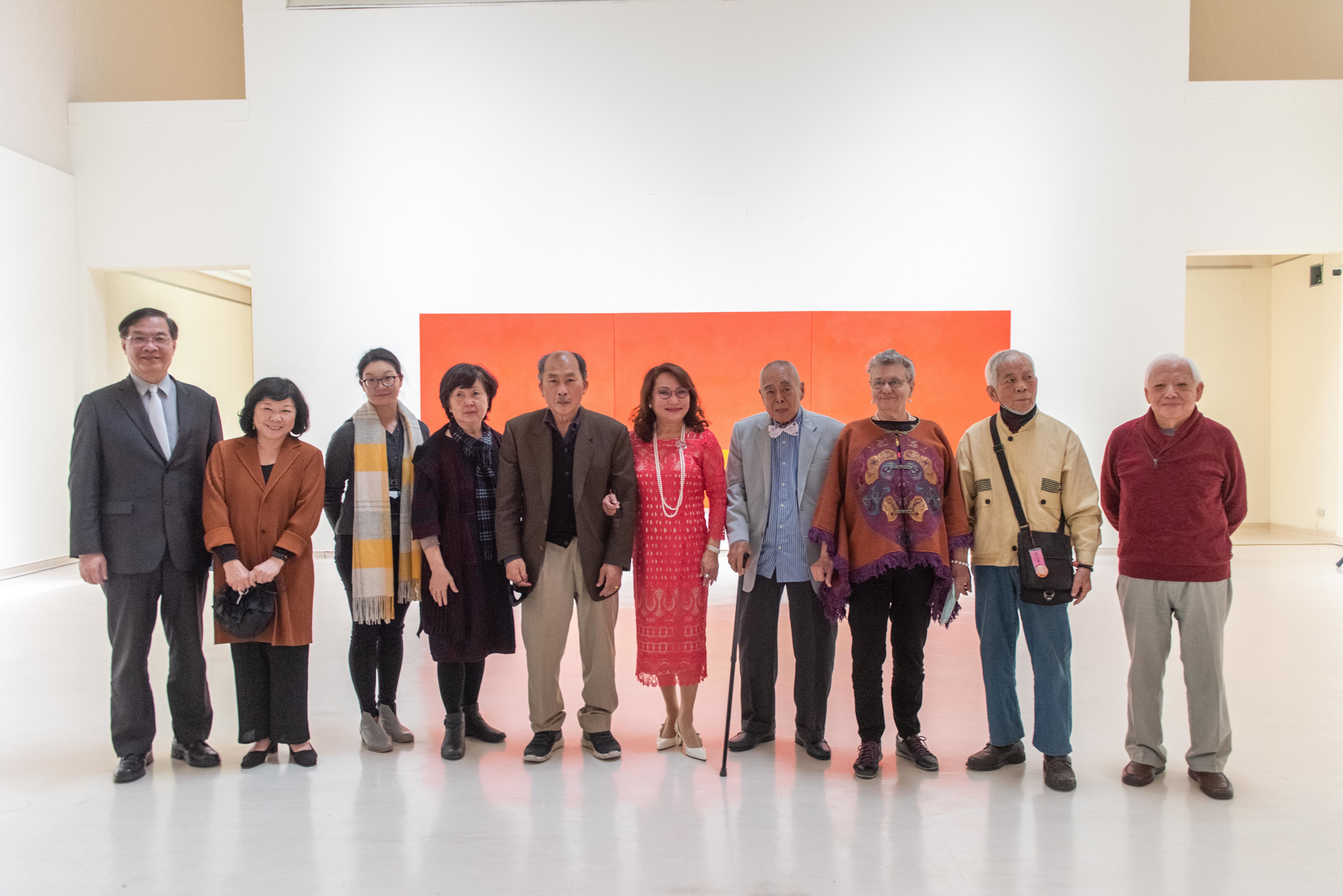 照片左起為國立臺南藝術大學校長詹景裕、奇美博物館館長郭玲玲、高美館行政長林羿妏、高美館前館長黃才郎伉儷、蕭勤國際文化藝術基金會執行長吳素琴、展出藝術家蕭勤伉儷、藝術家陳甲上和藝術家霍剛。.