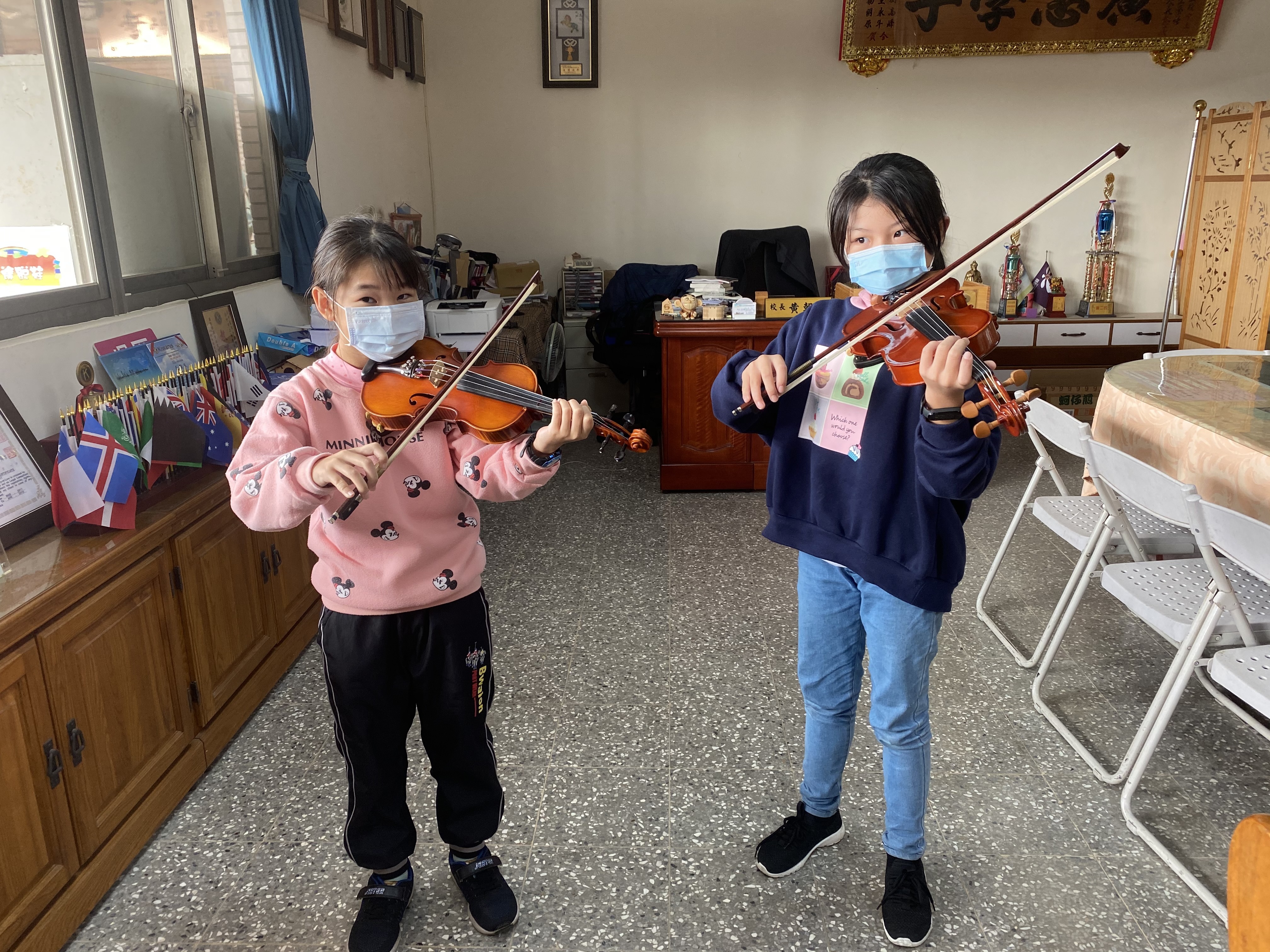 吳厝國小五年甲班的蔡慈玲(左)及張芸榛同學演奏提琴