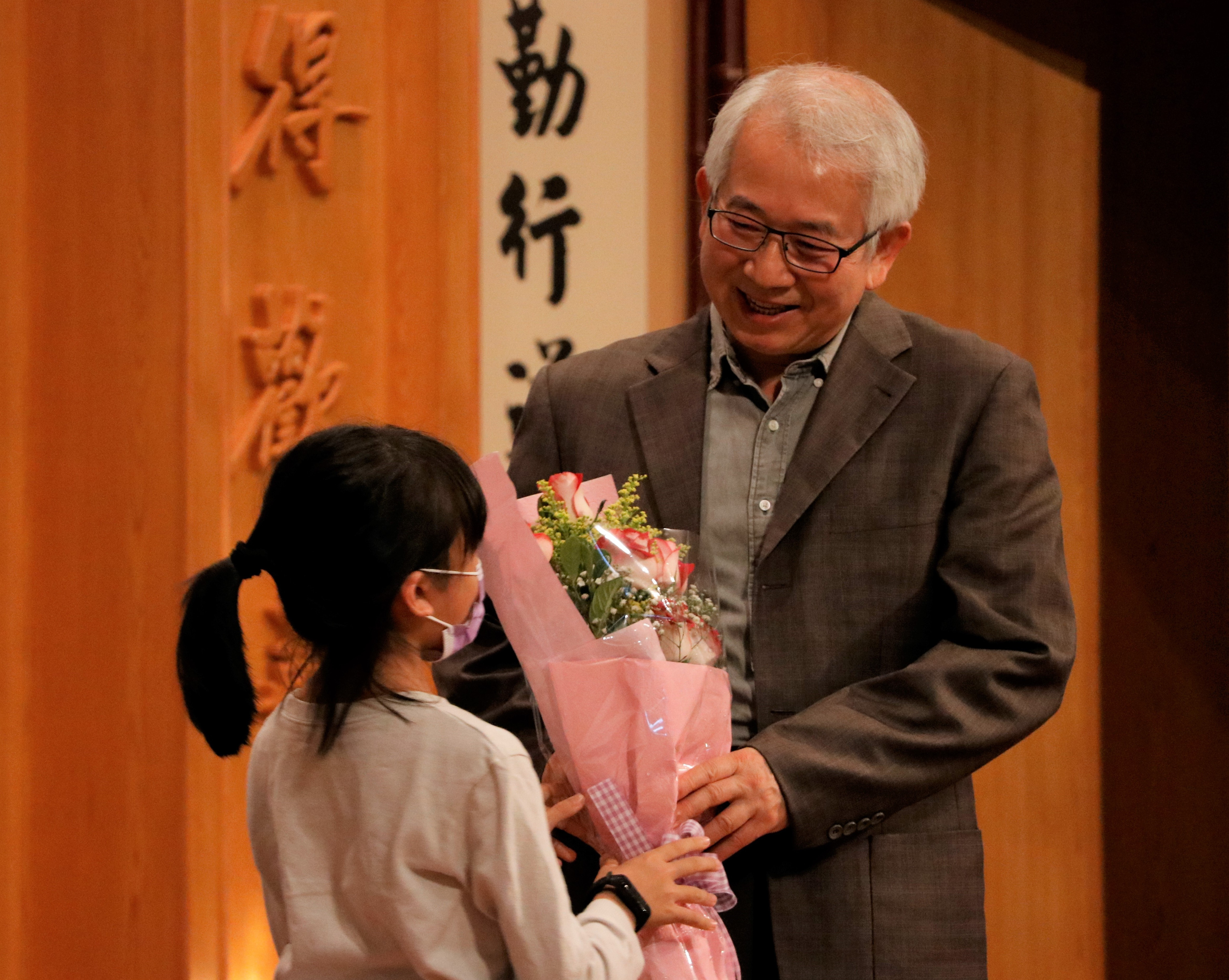 健康講座結束，小朋友上臺獻花，呂醫師露出愉快的笑容。