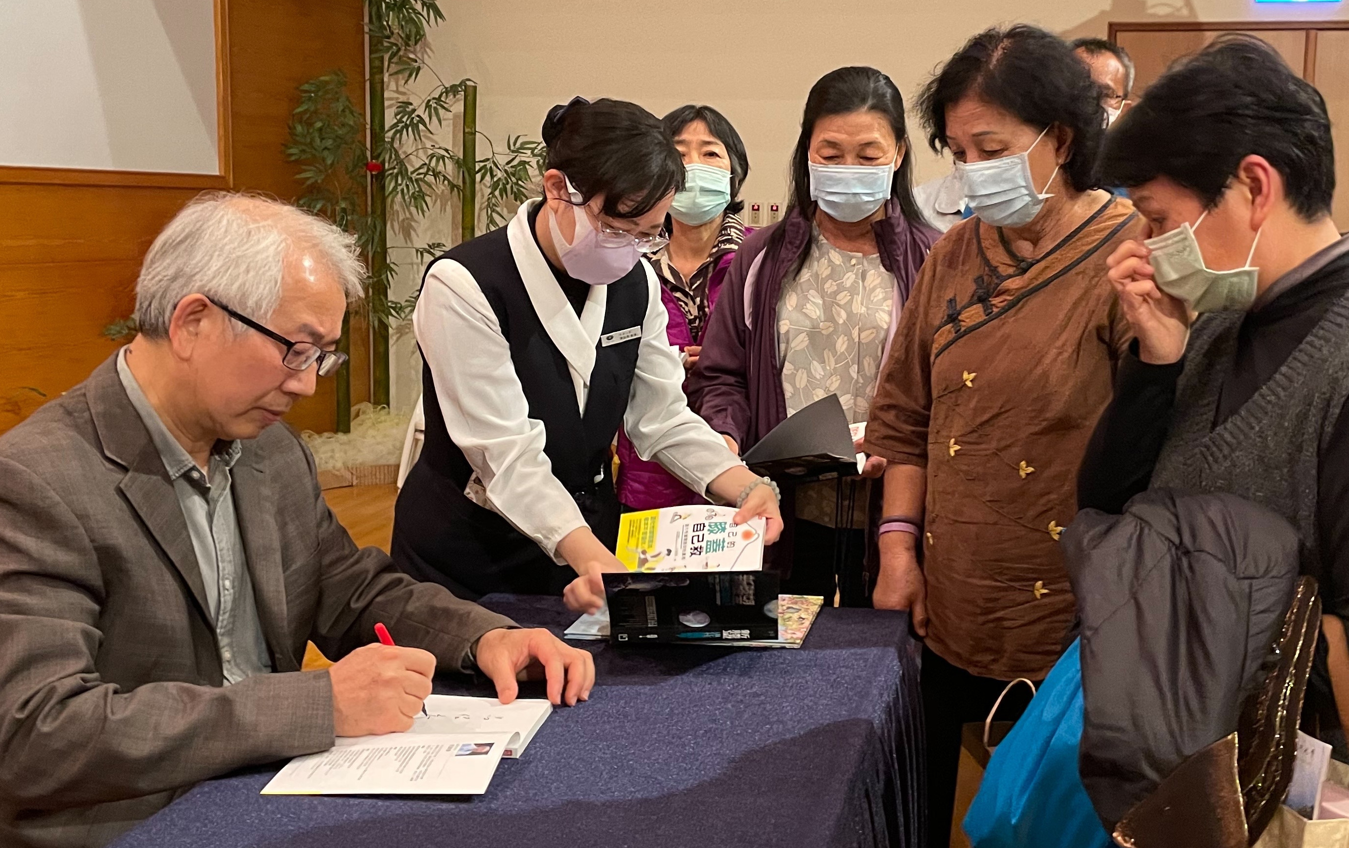 呂醫師認真的為每一位民眾簽名，鼓勵大家好好保護膝蓋。