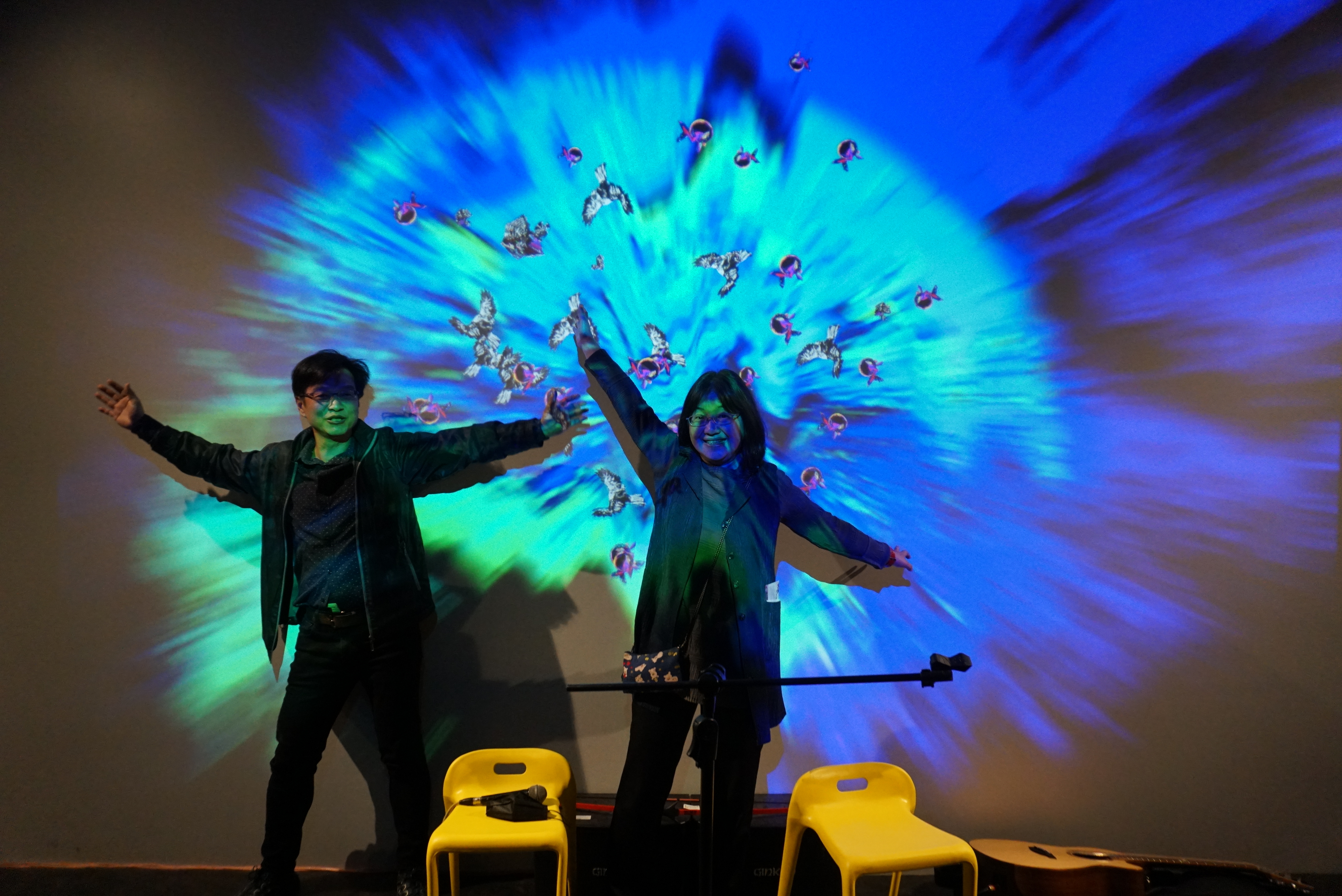 朱文浩副教授、藝術中心王文瑛主任與展出作品互動 (照片: 虎尾科大)