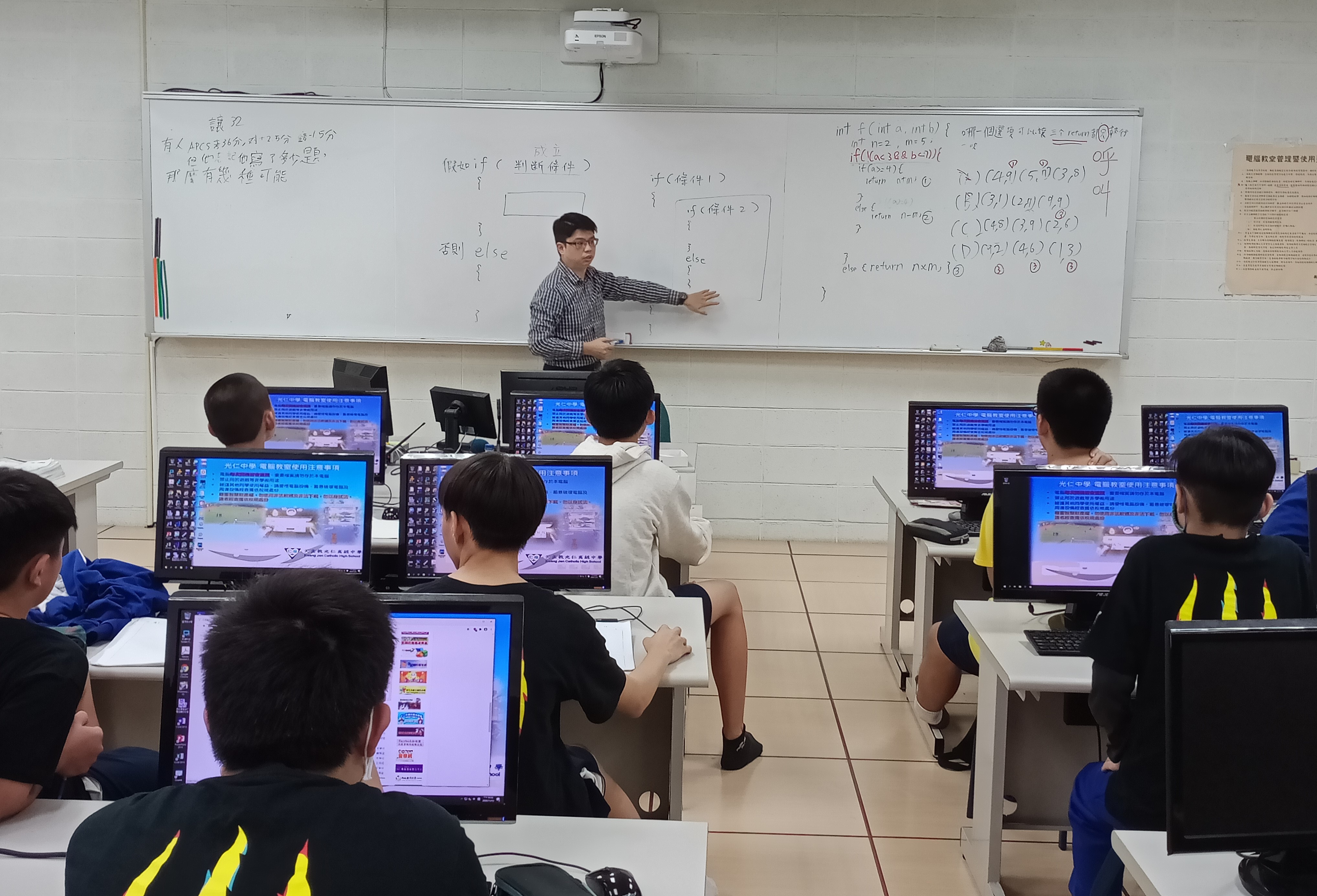蔡智孝教授與民間開發無人機業界合作，為學生打造無人機應用與飛行原理的完整一日課程