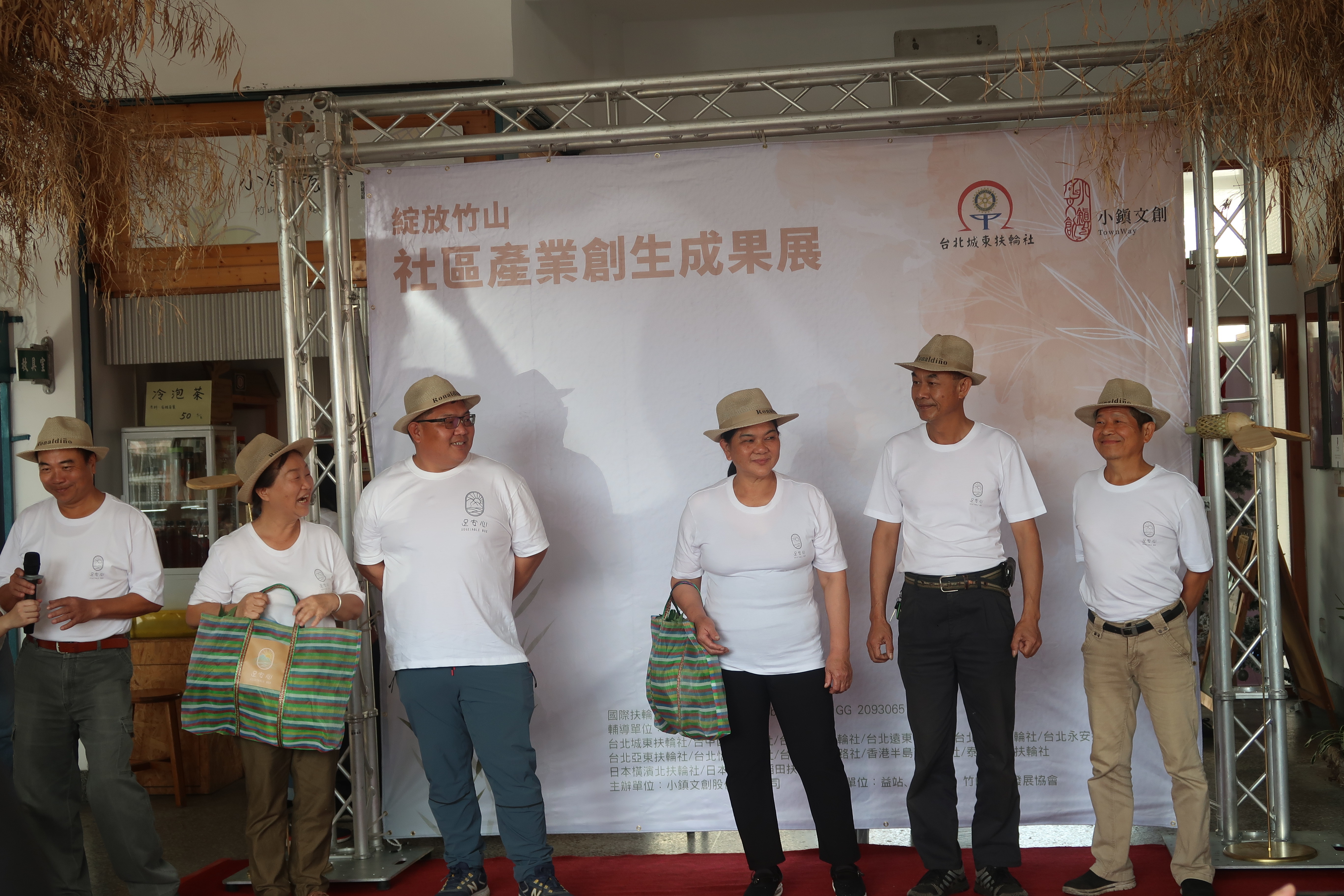 竹山小農將尚青的蔬果直送訂戶家裡