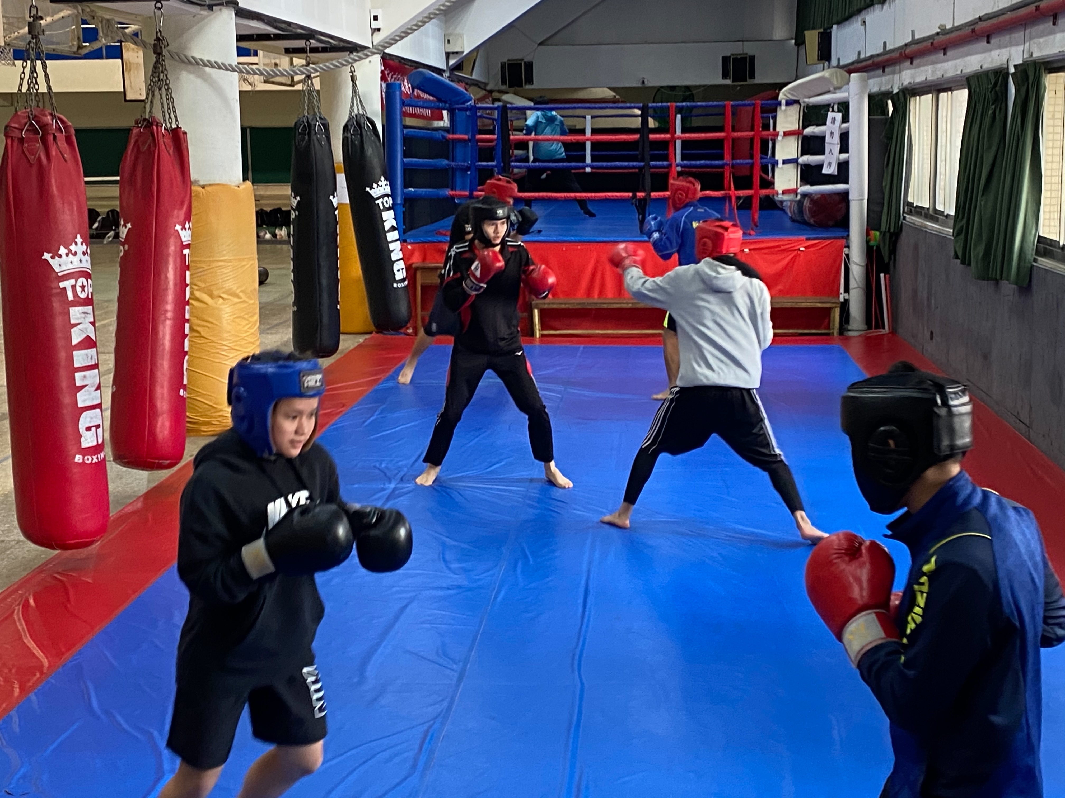學生模擬對抗練習與沙包打擊訓練。
