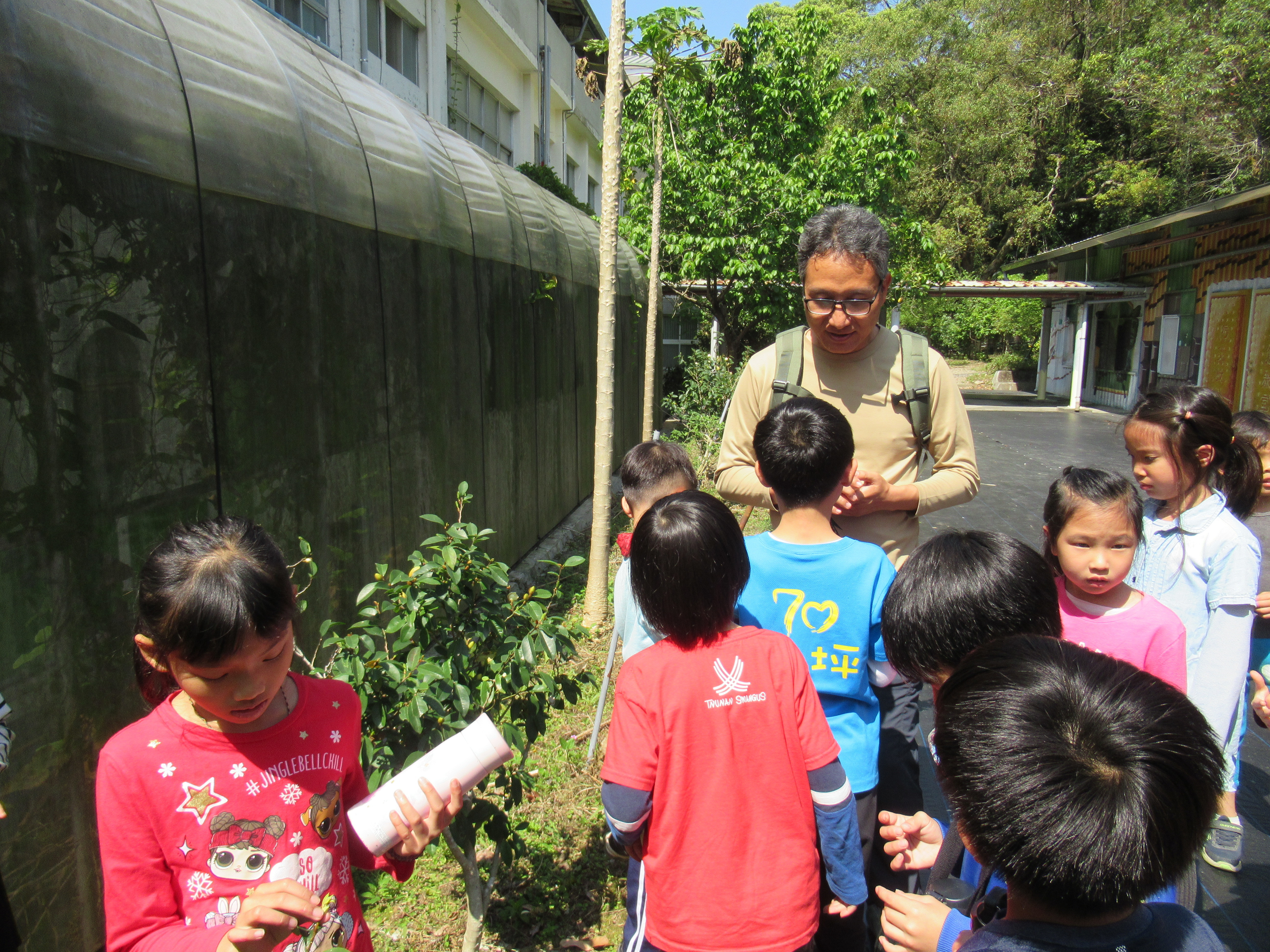 大坪實驗小學低年級的自然探索課程，帶領一、二年級孩子們走出校園，到學校周遭探索自然環境在不同季節產生的變化。
