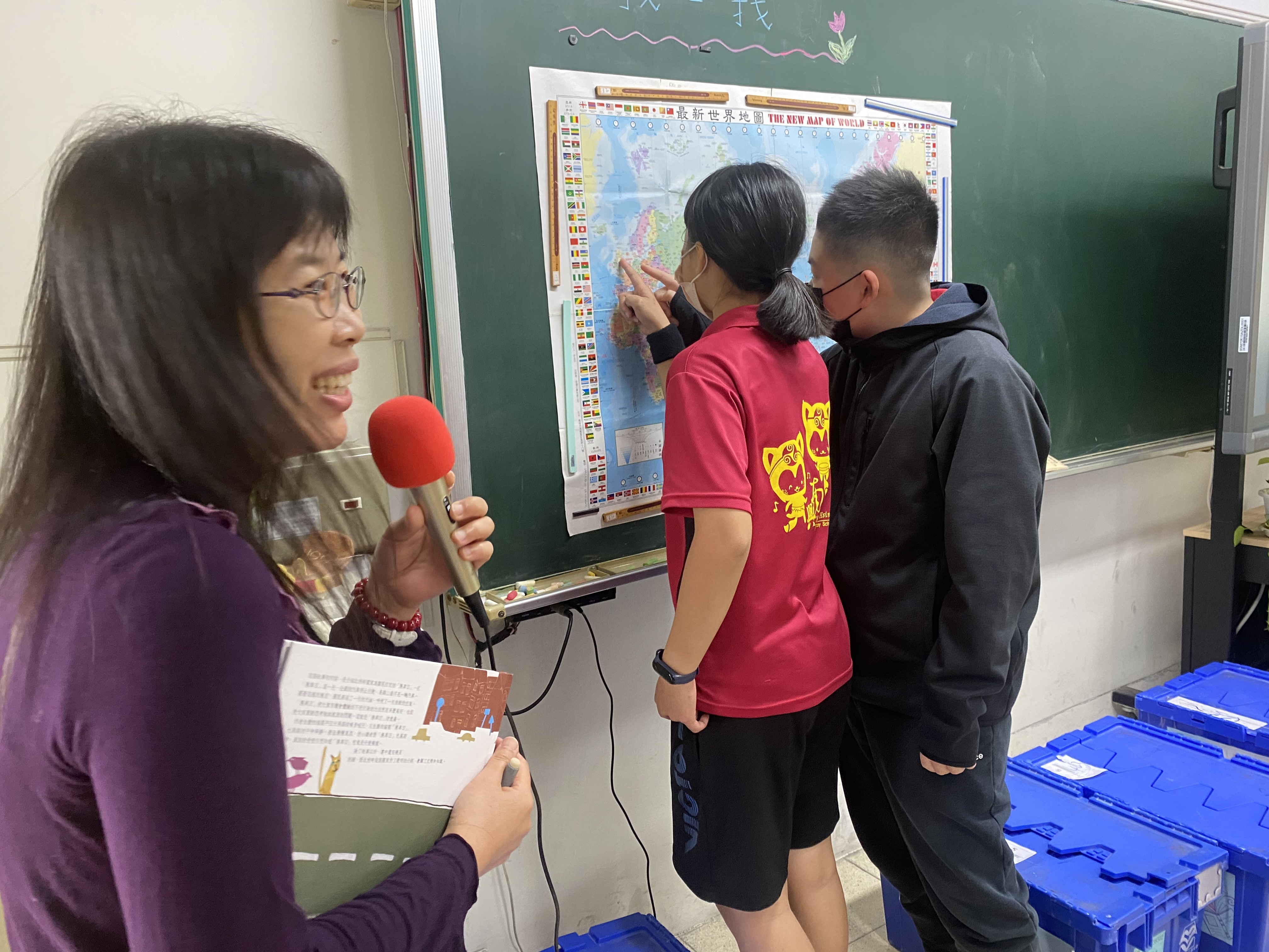 林昀蓁老師請同學在世界地圖中找出比利時的所在位置