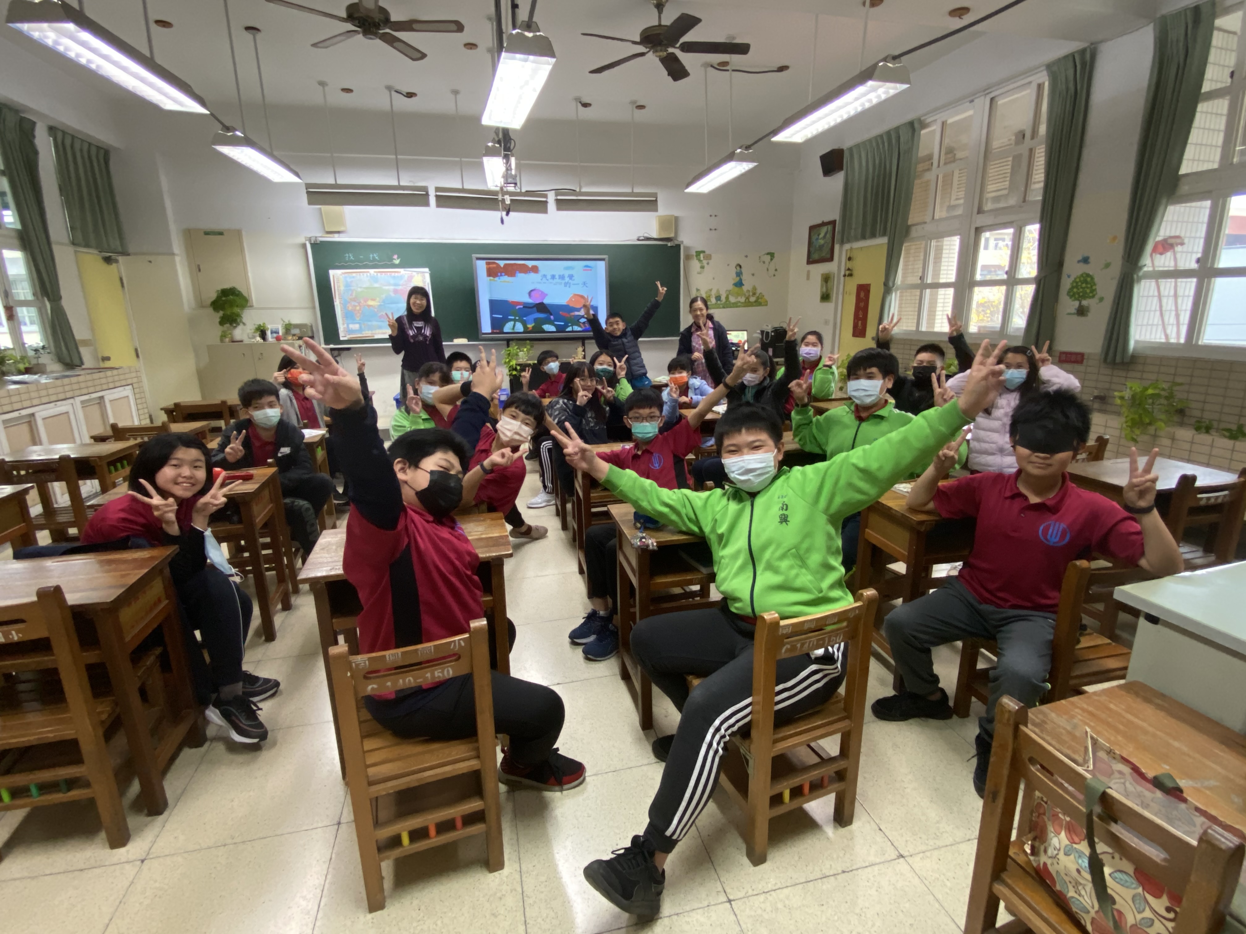 南興國小六年丙班閱讀課學生的大合照