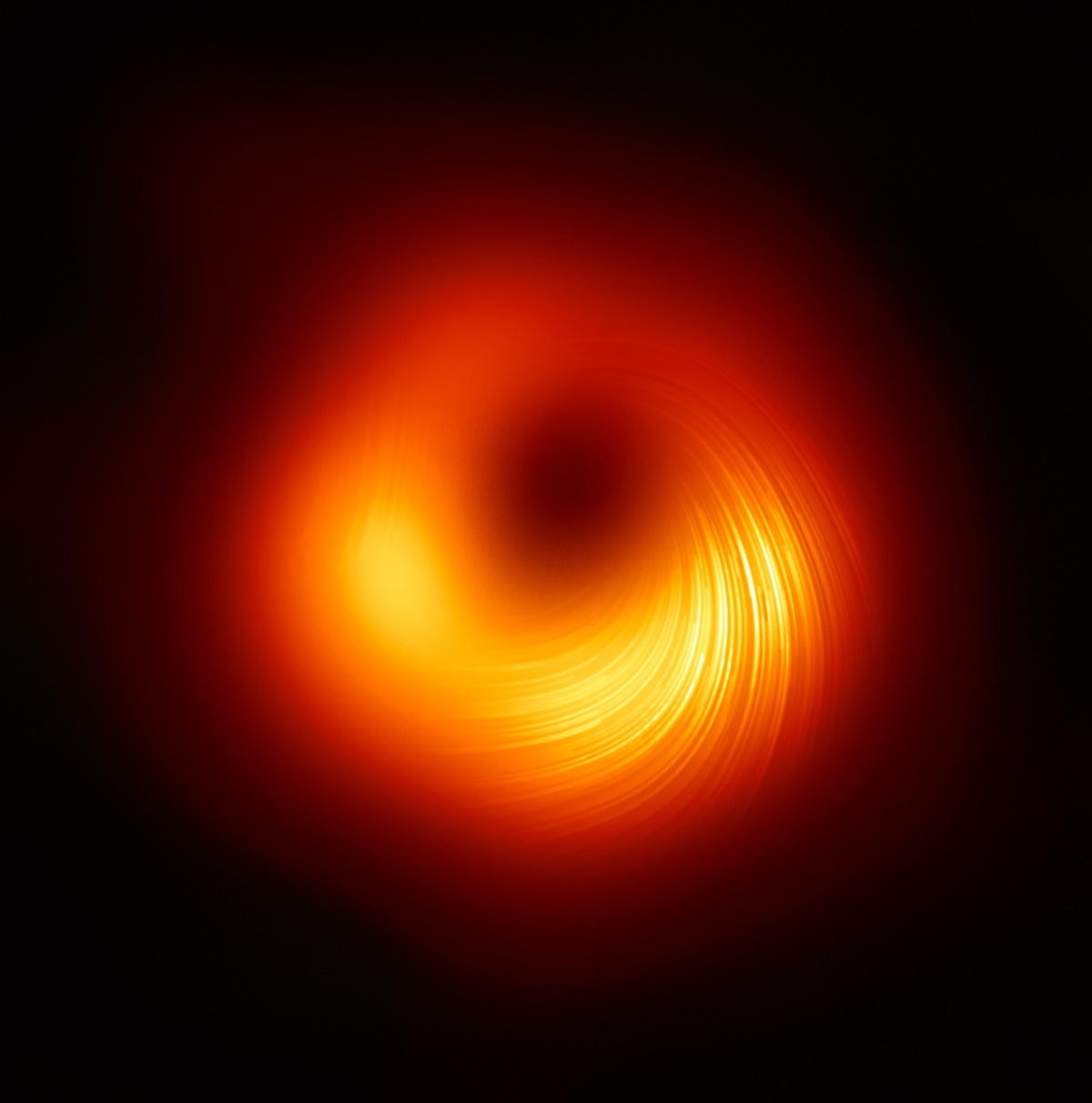 M87星系中心的偏振光影像，線條顯示與黑洞周圍磁場有關的偏振方向(圖片版權:EHT Collaboration)