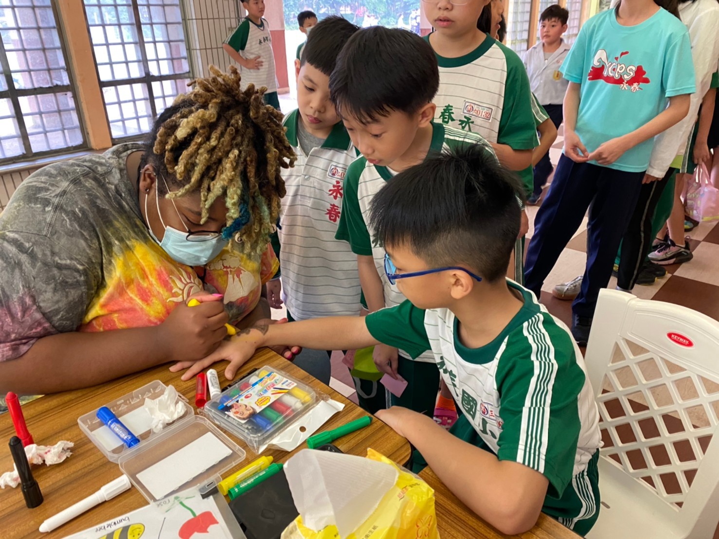 外師Tiffany「Face painting」彩繪活動，讓學生使用英語對談