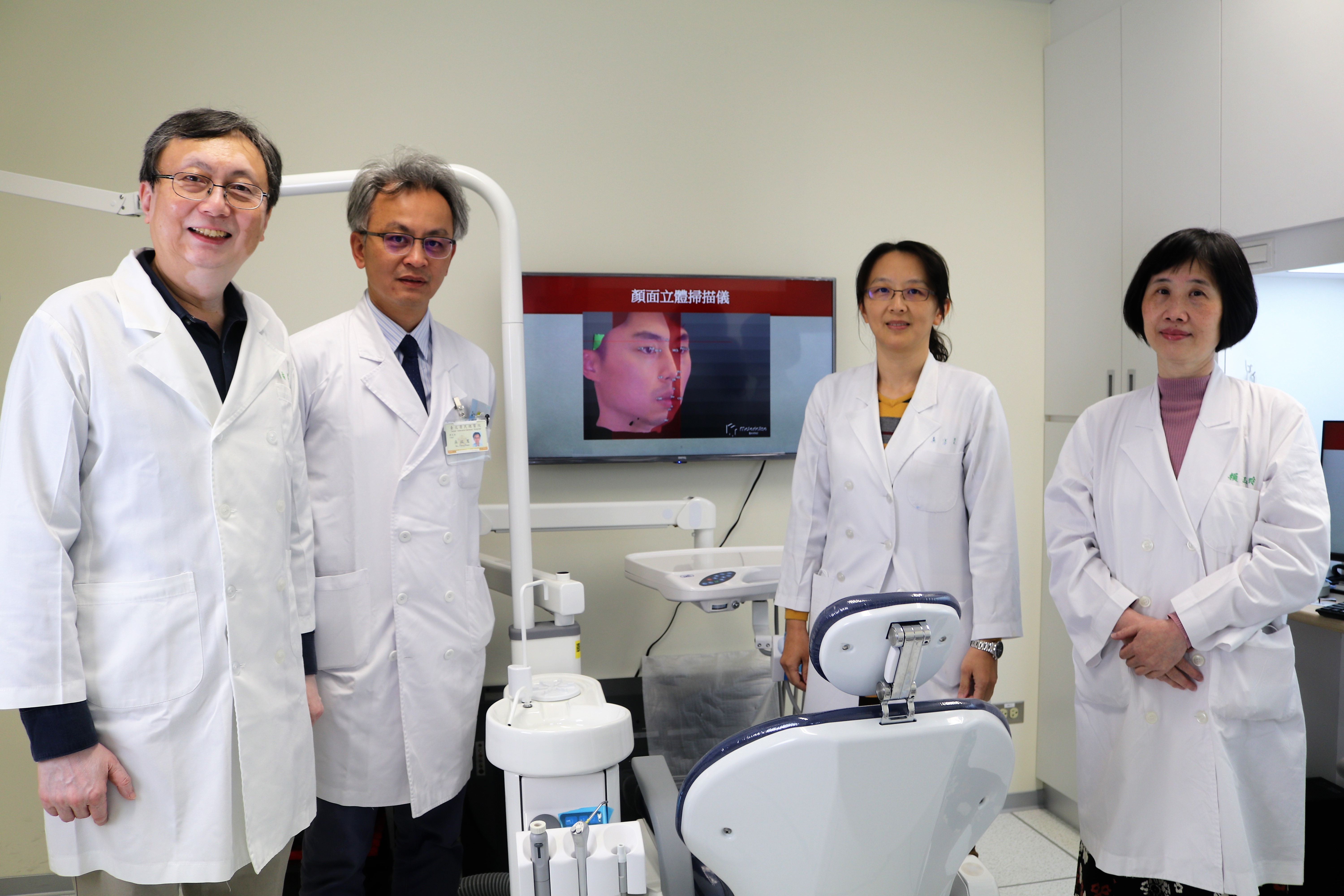 研究團隊合影(左起張國威院長、吳政憲醫師、吳姿瑩醫師以及北榮口腔醫學部賴玉玲主任，國立陽明交大提供)