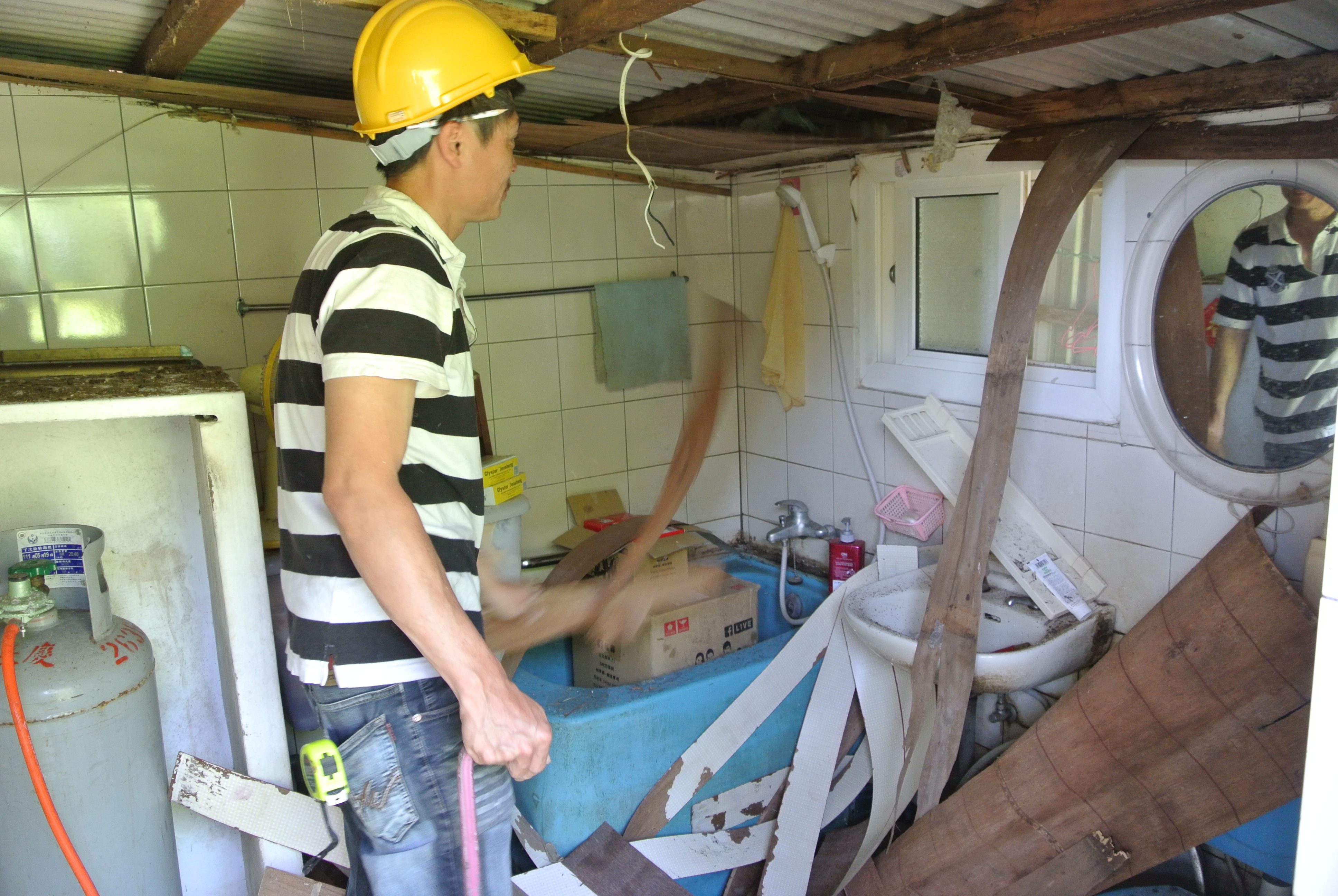 幫忙修葺廁所屋頂