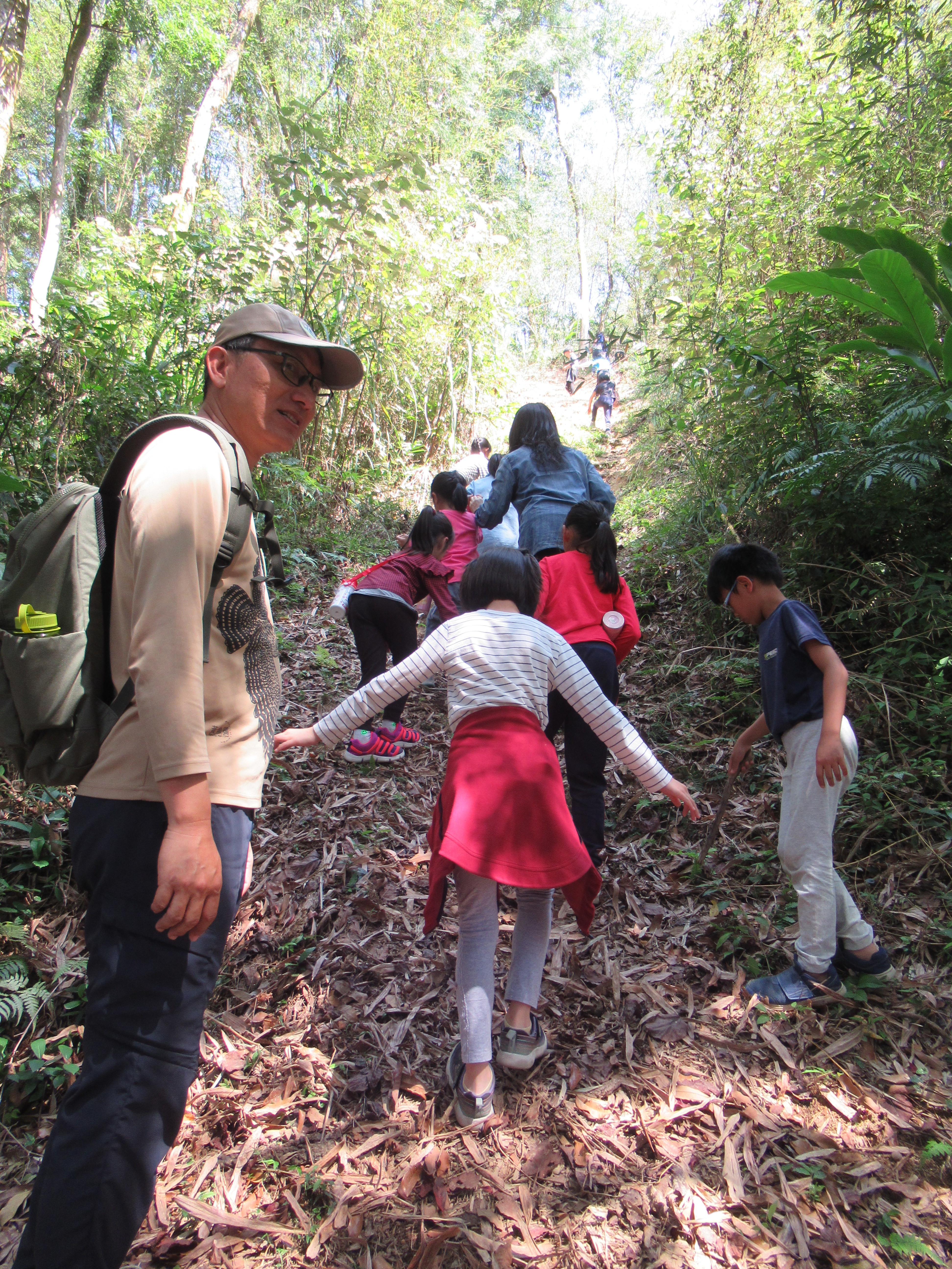 自然探索課程由孩子們輪流擔任小隊長，自行選定探訪路線。