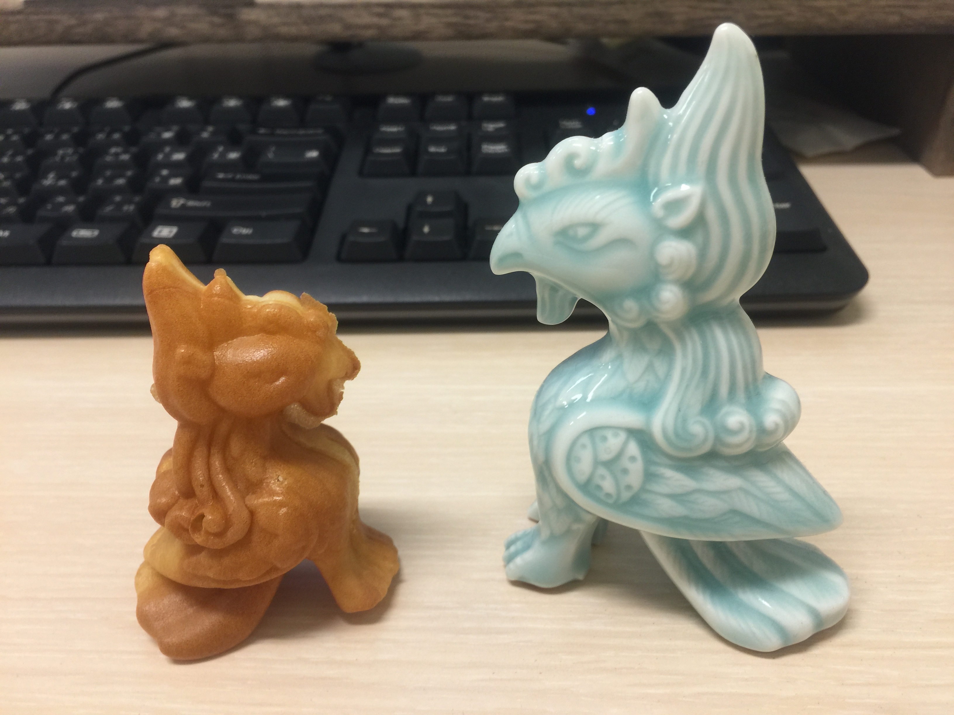 民眾在臉書曬出走獸雞蛋糕與陶瓷紀念品的創意照片