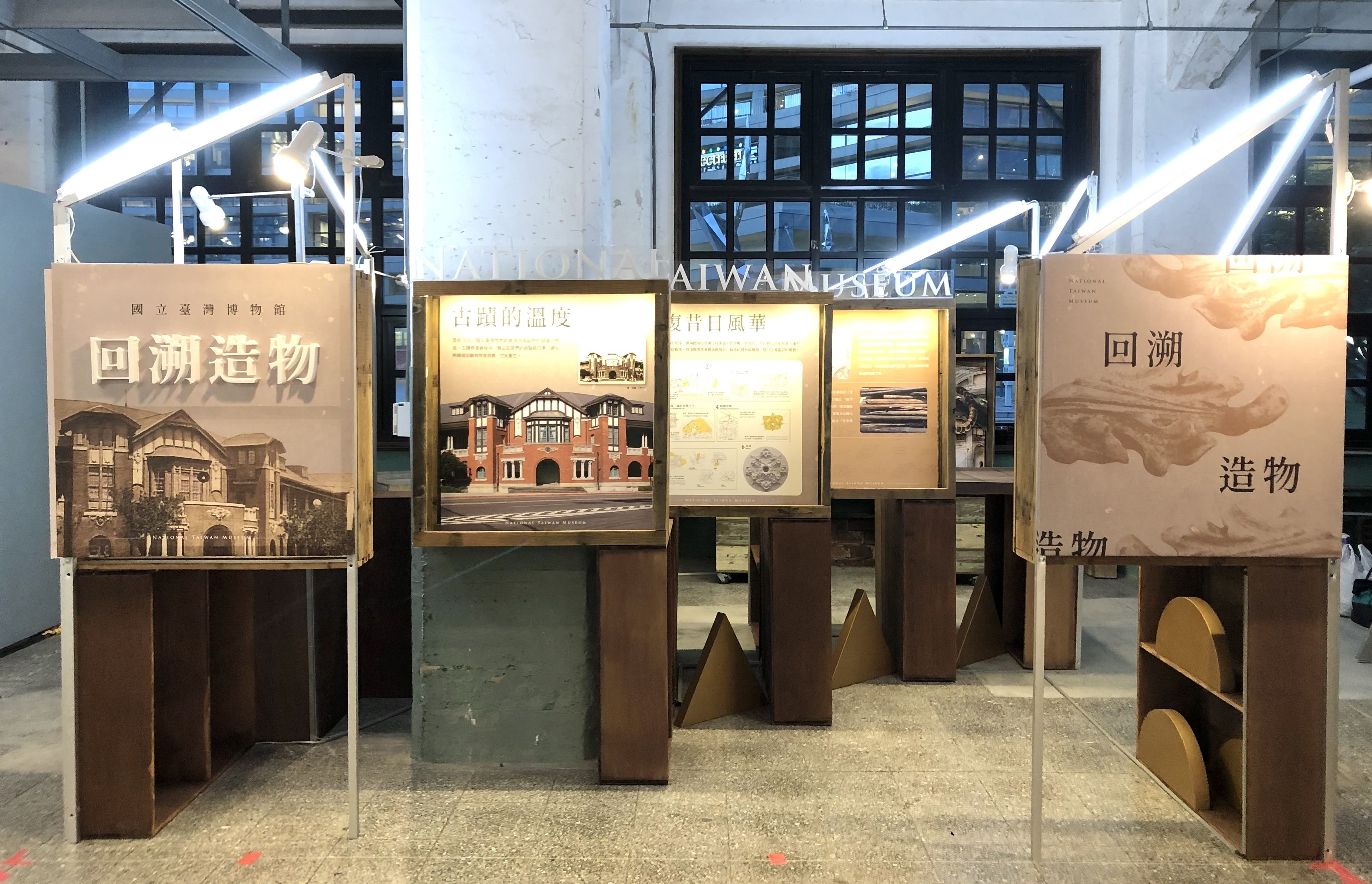 文博會臺博館攤位使用古蹟修復剩餘的舊木料，再利用為展示材料(臺博館提供)