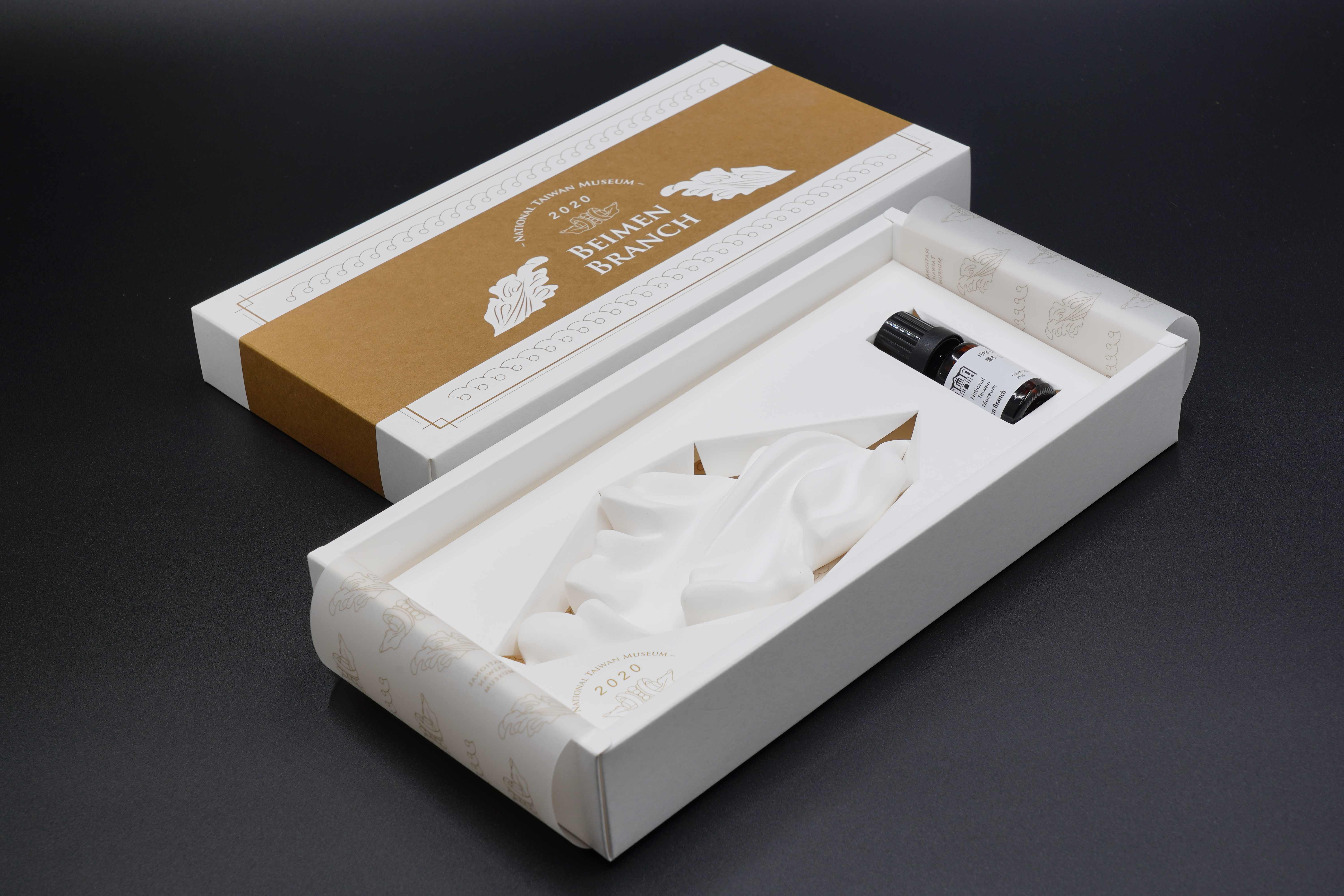 臺博館使用泥塑匠師修復鐵道部廳舍立體石膏飾的模具，翻模後設計製作「擴香石禮盒」(國立臺灣博物館提供)