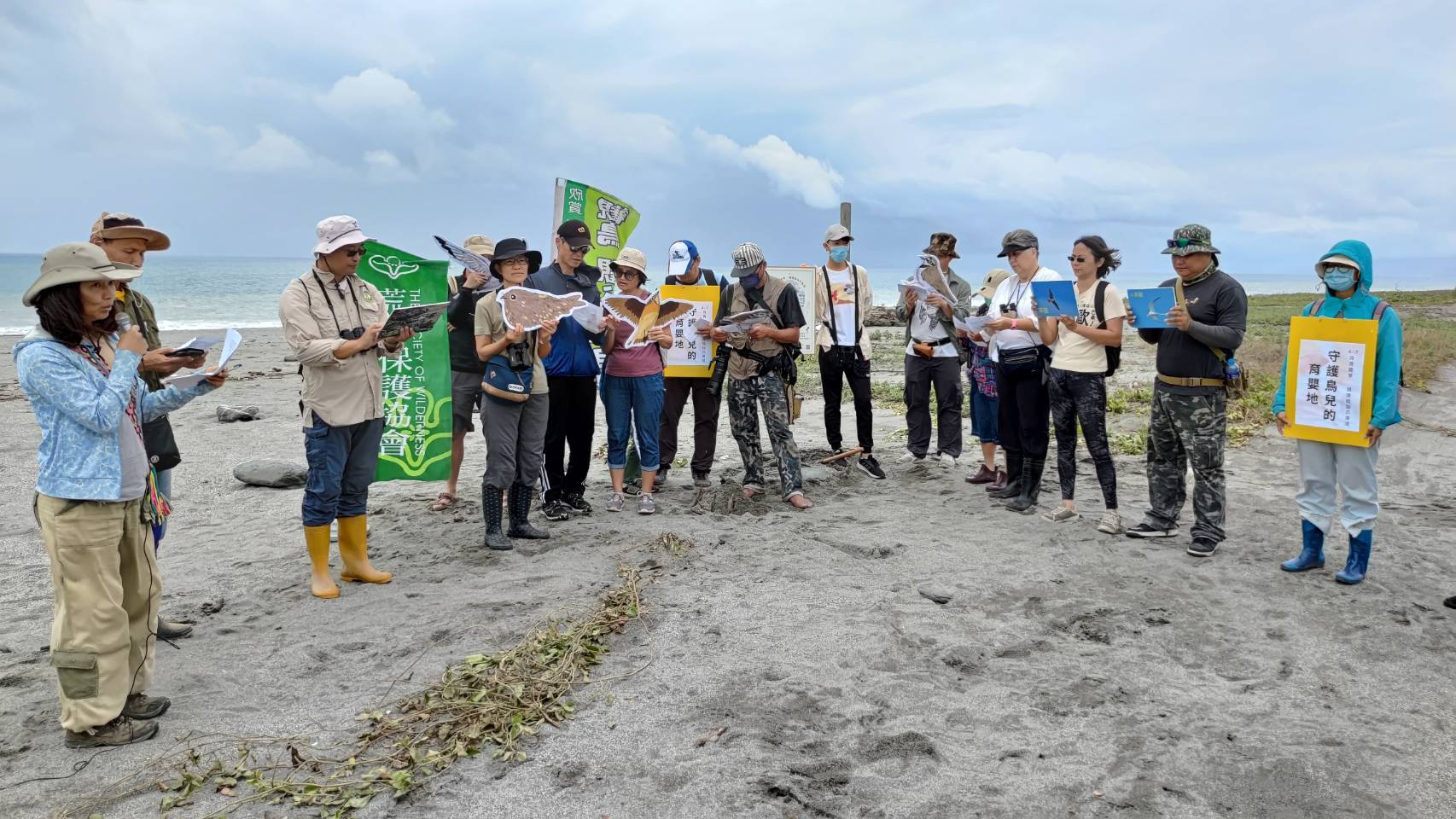荒野保護協會臺東分會和臺東縣野鳥學會發起守護鳥兒的育嬰地活動(照片由荒野保護協會提供)