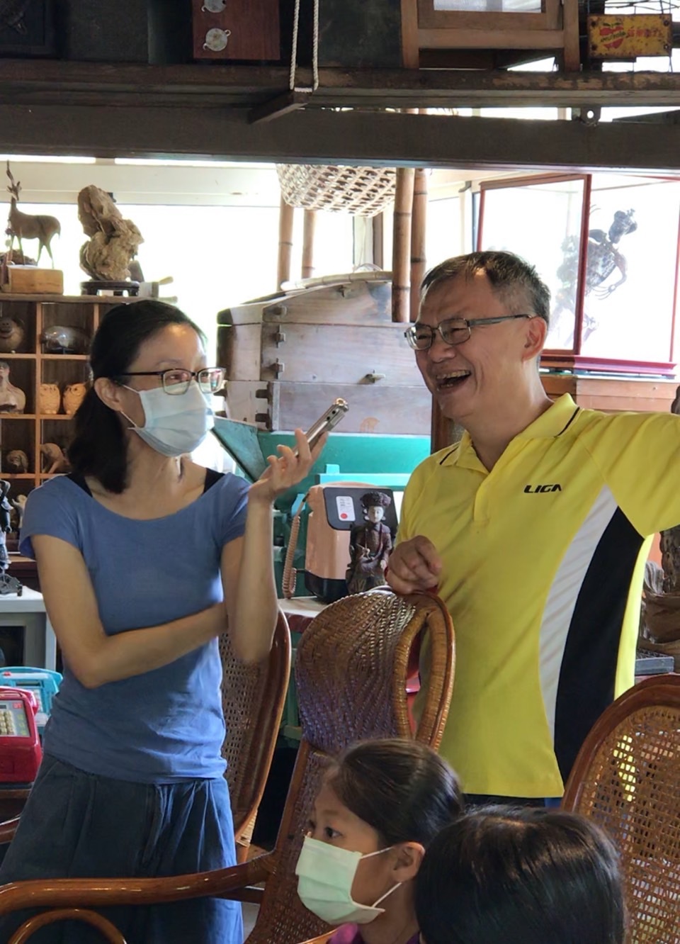 高雄市龍目國小總務主任楊明達(右)分享學社共創環教內容