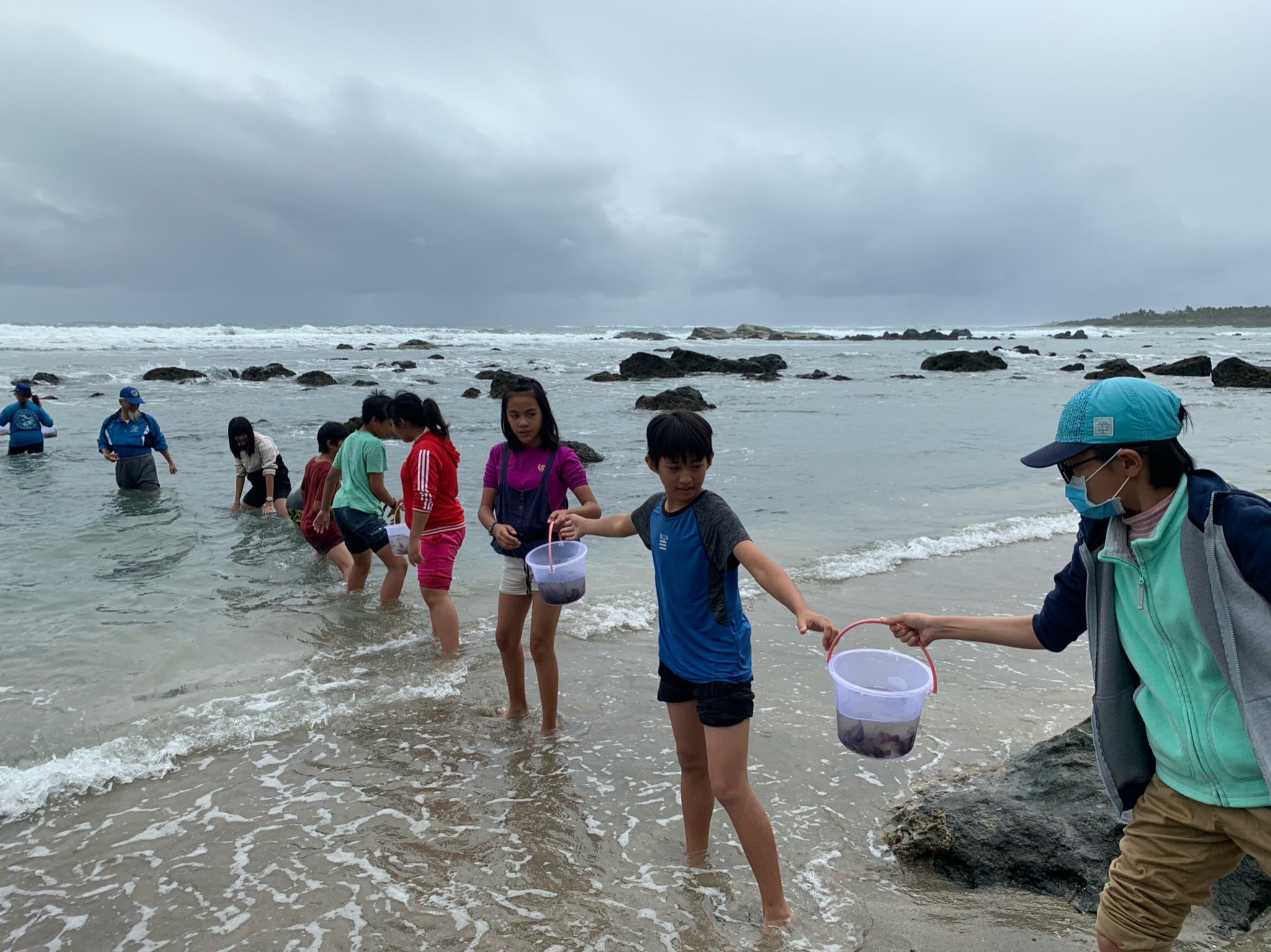 保護海洋學童接力放流魚苗