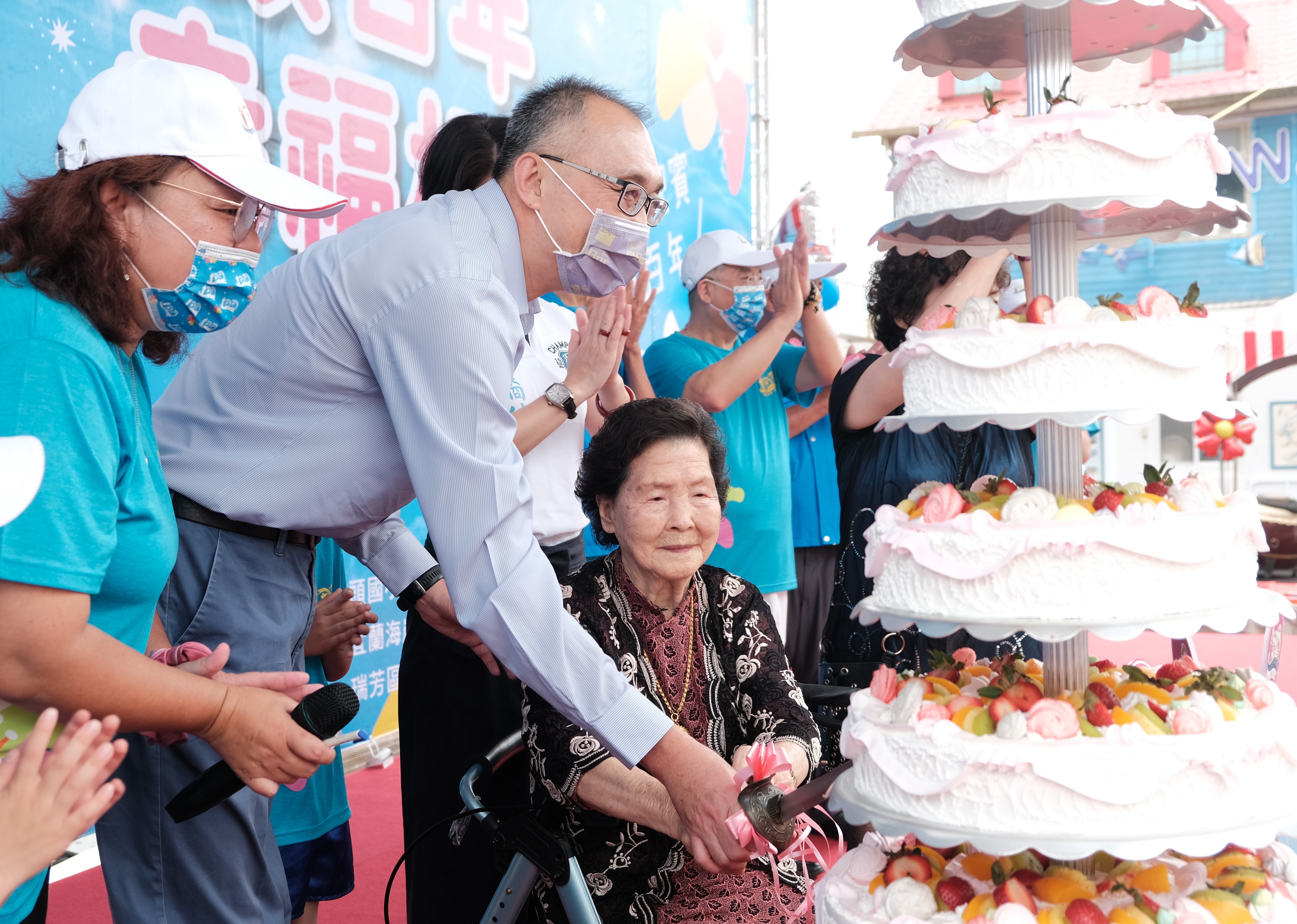 副市長謝政達到場祝賀，與百歲人瑞校友陳呂錦奶奶一同切蛋糕。