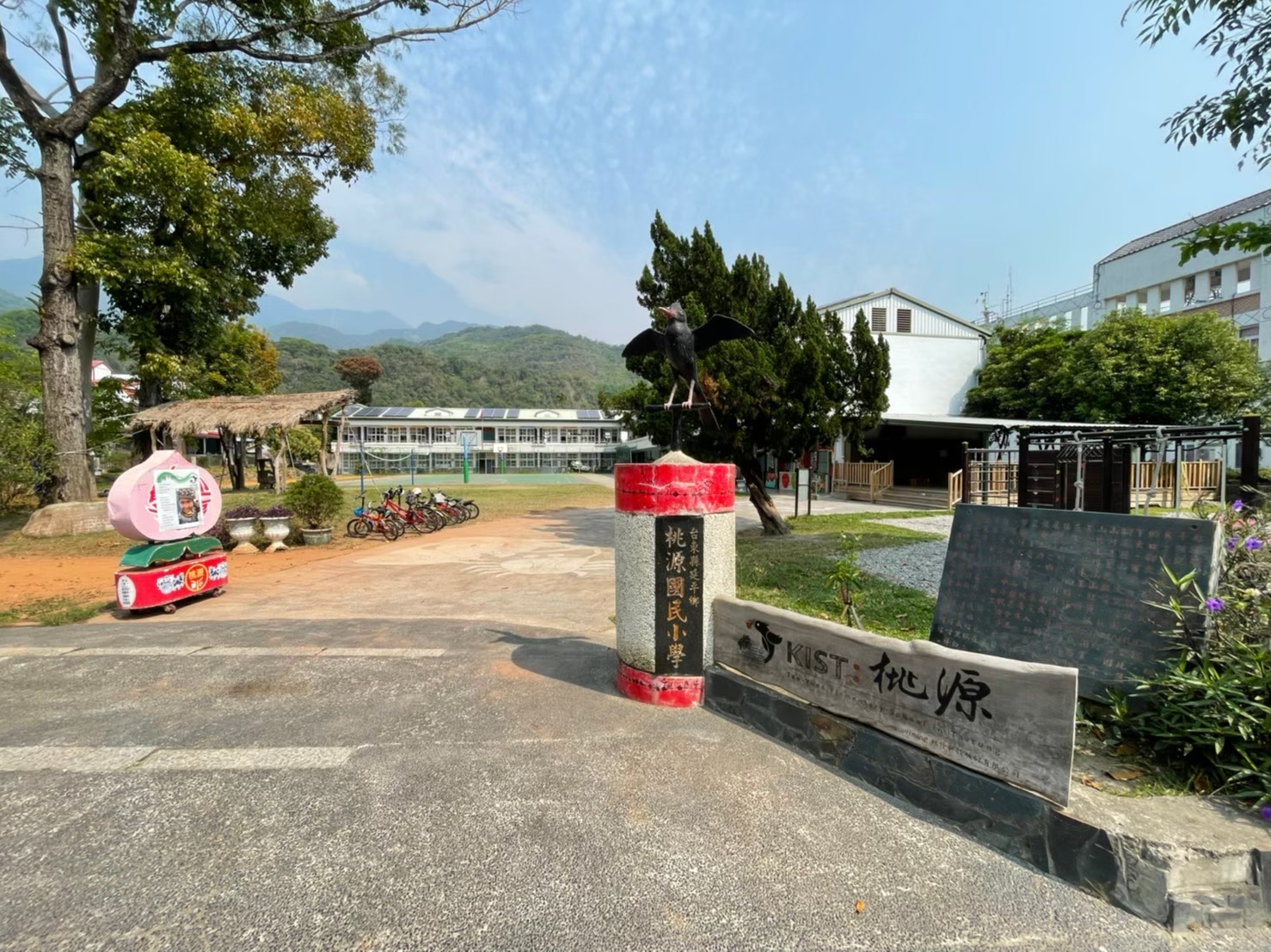 進入校門口，就充滿著布農族的文化氣氛