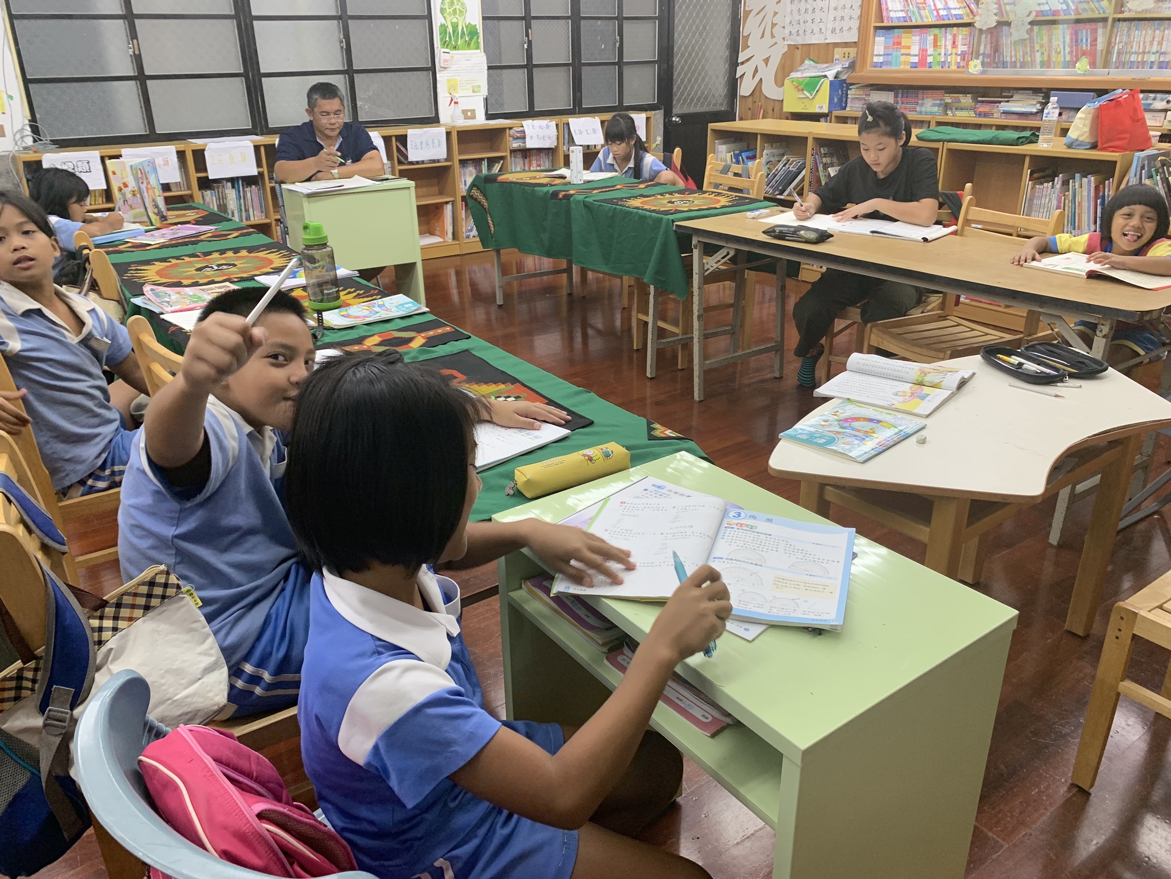 夜光天使班寫作業