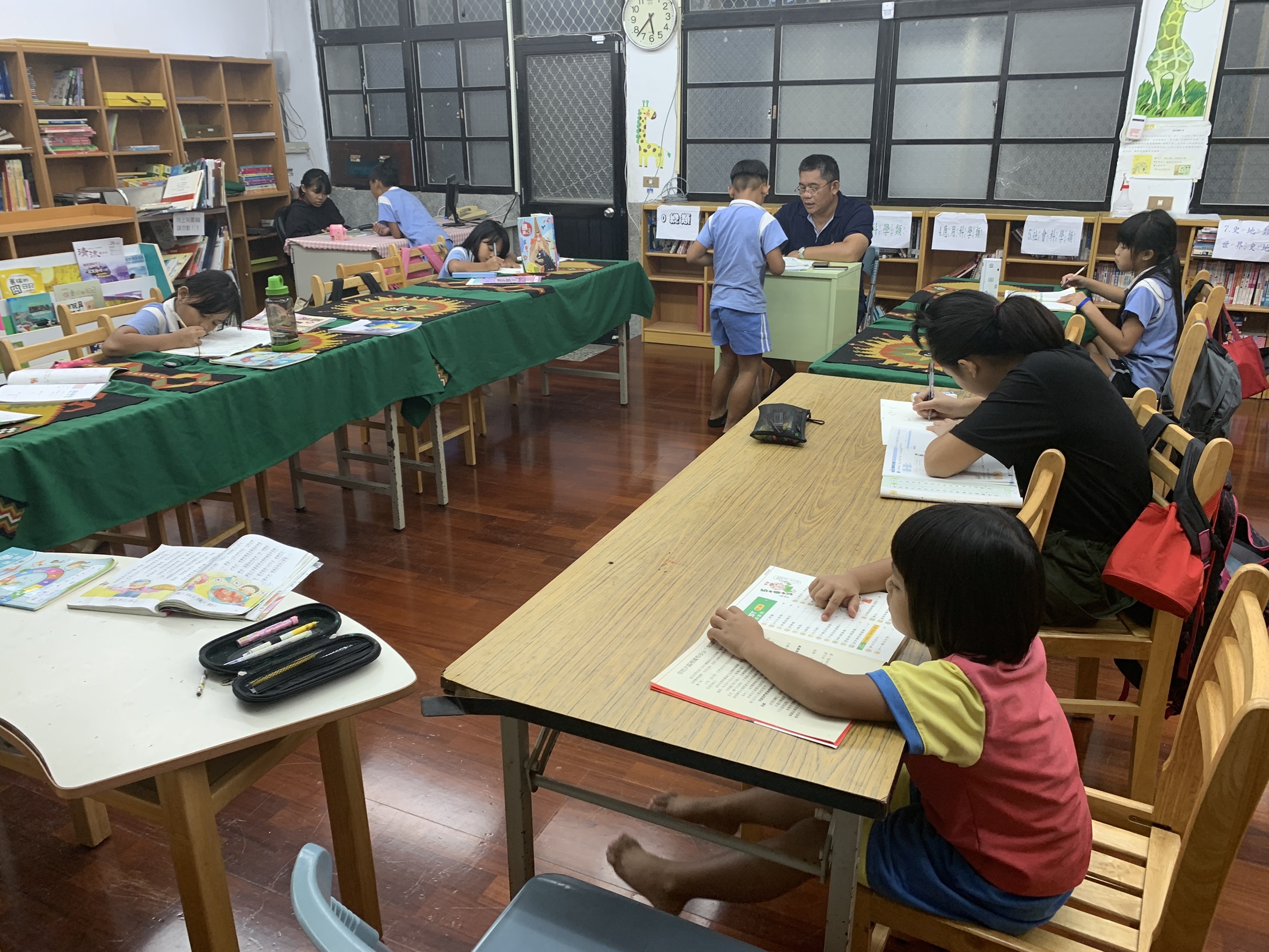 夜光天使班老師指導寫功課