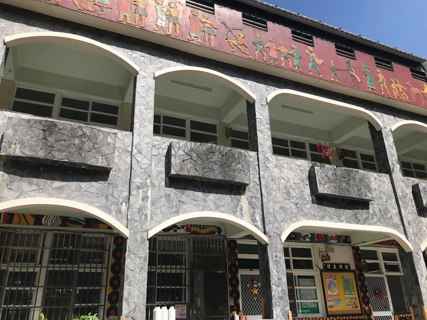 多納國小教室外觀，充滿著魯凱族文化。