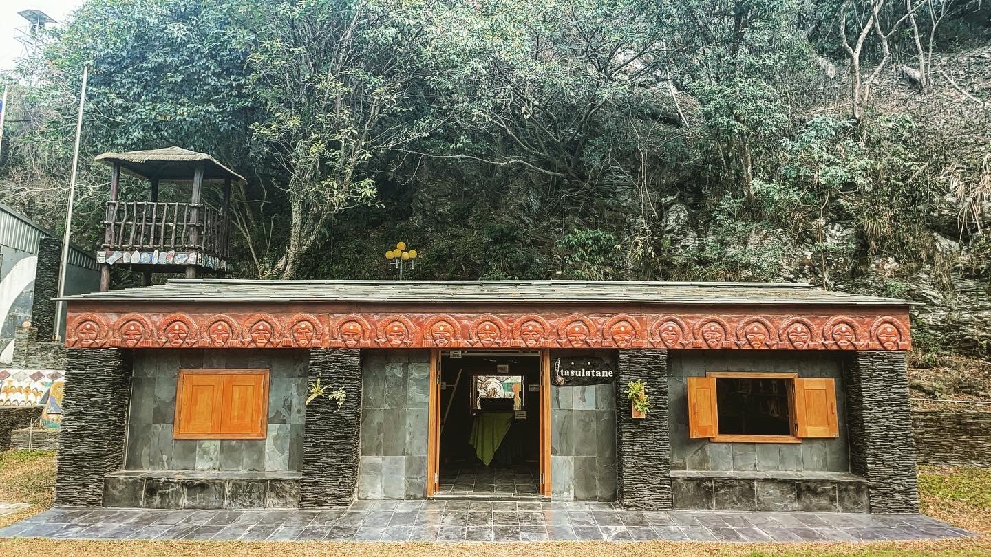 魯凱族石板屋在校園中就可以看見