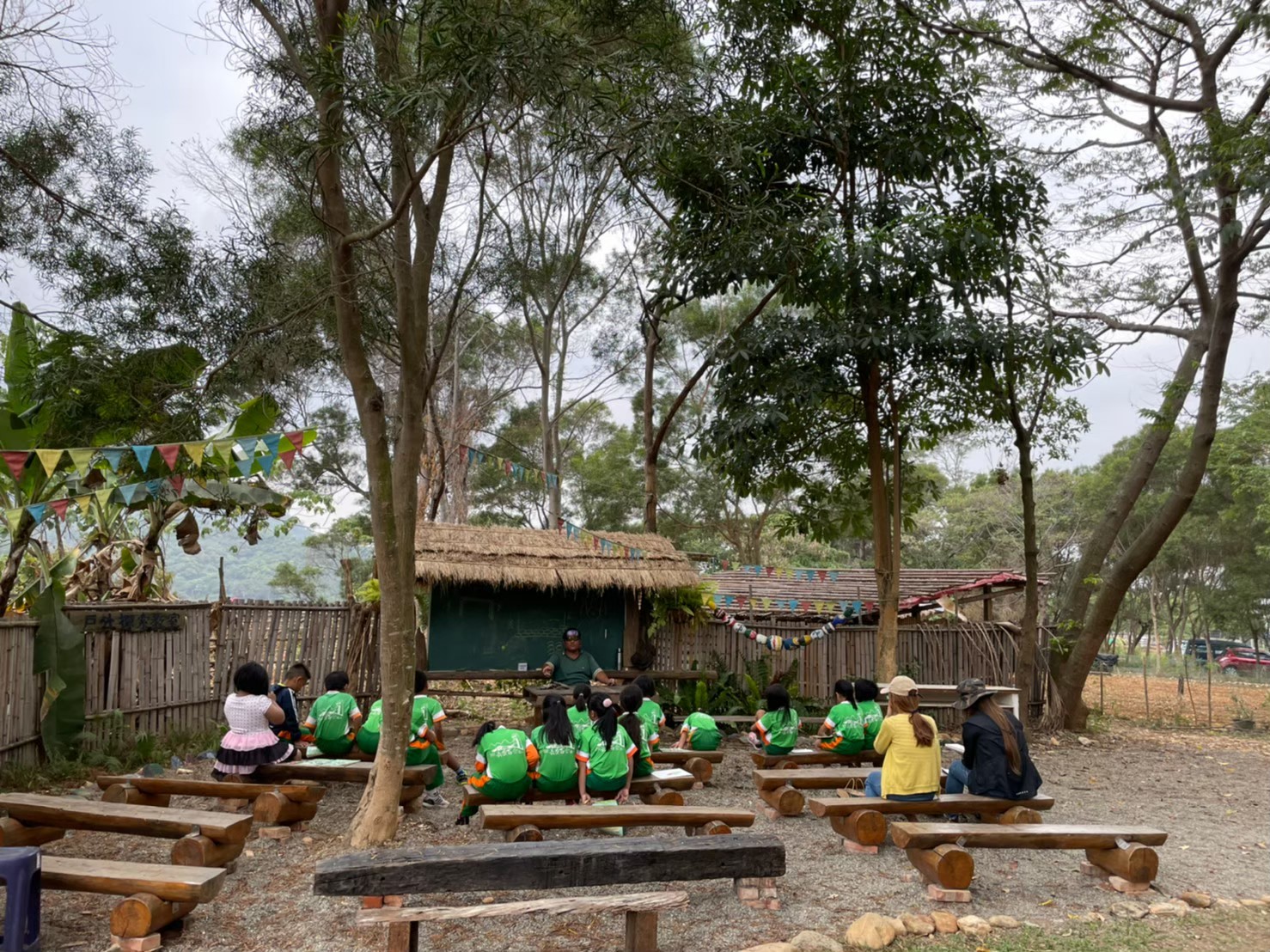 教室不只是在水泥屋裡，還可以在戶外教室。