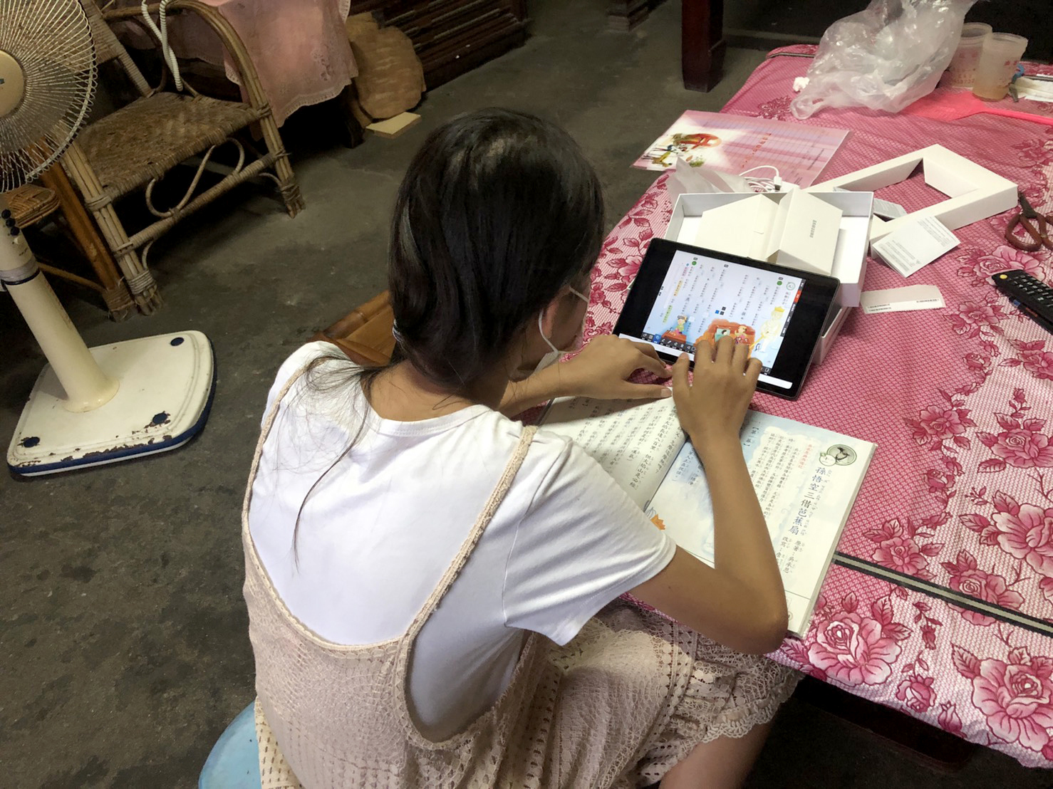 因應停課做相關資源的協助，台灣世界展望會連結資源單位捐贈電腦、行動網路預付卡等設備，建置遠距數位學習資源資料庫，幫助學習不中斷（台灣世界展望會提供）。