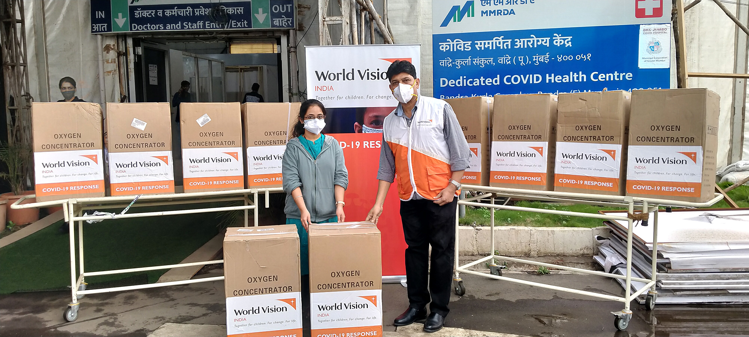 印度世界展望會，在各地提供氧氣濃縮機，以及N95口罩、乾洗手、手套、搏血氧飽和度分析儀、個人防護裝備包、病床與其他基本非醫療類用品（台灣世界展望會提供）。